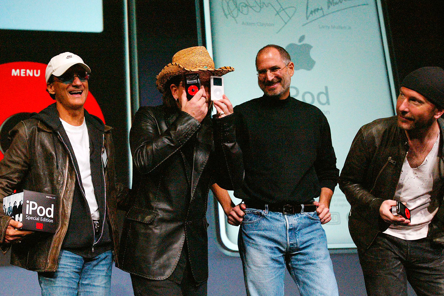 В 2001 г. Apple анонсировала плеер iPod, слоган гласил: «Тысяча песен в кармане». Продукт стал сверхуспешным: к 2007 г. было реализовано более 100 млн устройств. В 2003 г. открылся iTunes Store – первый легальный цифровой магазин, который объединил музыку от пяти крупнейших звукозаписывающих лейблов (треки продавались по 99 центов). В 2006 г. дебютировал MacBook Pro с алюминиевым корпусом толщиной 25 мм, в 2008 г. – ультратонкий MacBook Air (19 мм).На фото: Стив Джобс с группой U2 во время презентации нового iPod в 2004 г.