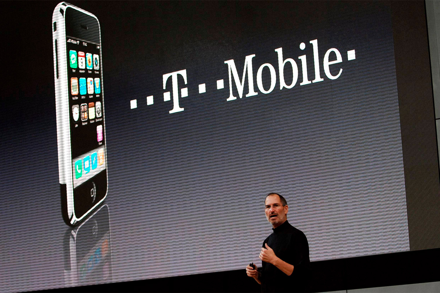 2007 г. стал поворотным: Apple выпустила первый iPhone – смартфон с емкостным сенсорным экраном и операционной системой iOS. На презентации Стив Джобс вывел на сцену ведущие телефоны того времени – Motorola Q, Palm Treo, Nokia E62 и BlackBerry – и заявил: «У всех них есть клавиатуры, от которых никак не избавиться, даже если они вам не нужны. Что мы собираемся сделать, так это избавиться от этих кнопок и заменить их гигантским экраном».