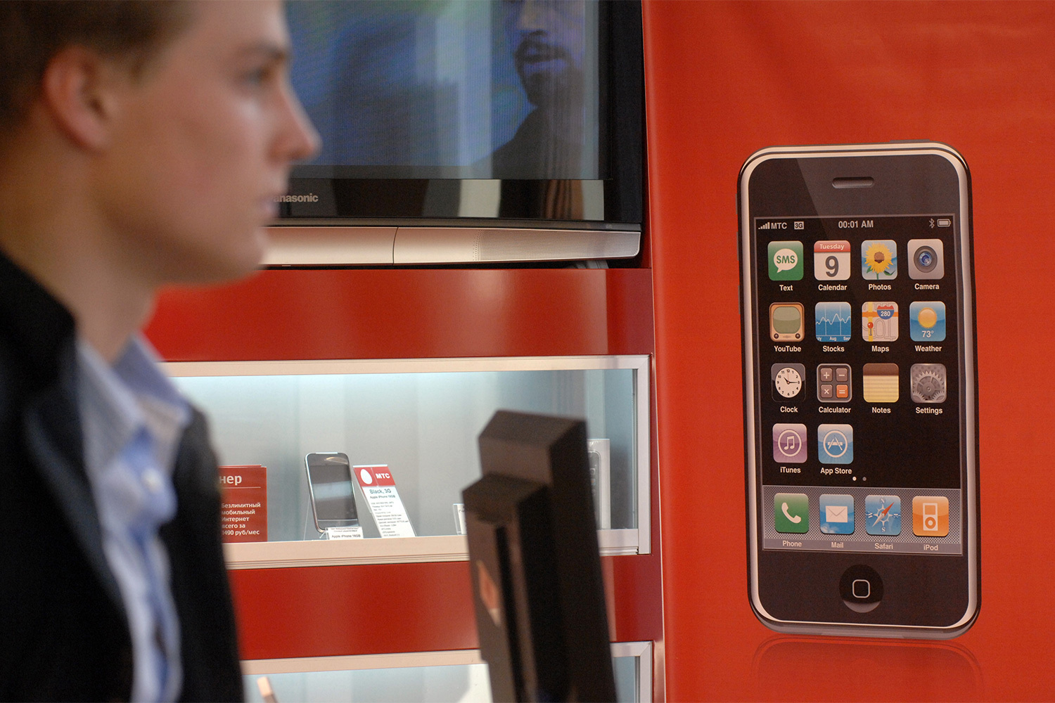 Первое поколение iPhone не стало хитом в штучном выражении, но положило начало массовой экспансии смартфонов Apple. Ситуацию исправила модель iPhone 3G – с сетями третьего поколения, App Store и расширенной географией продаж (включая Россию). В 2008 г. вышла модель iPhone 3Gs с улучшенными камерой и процессором.