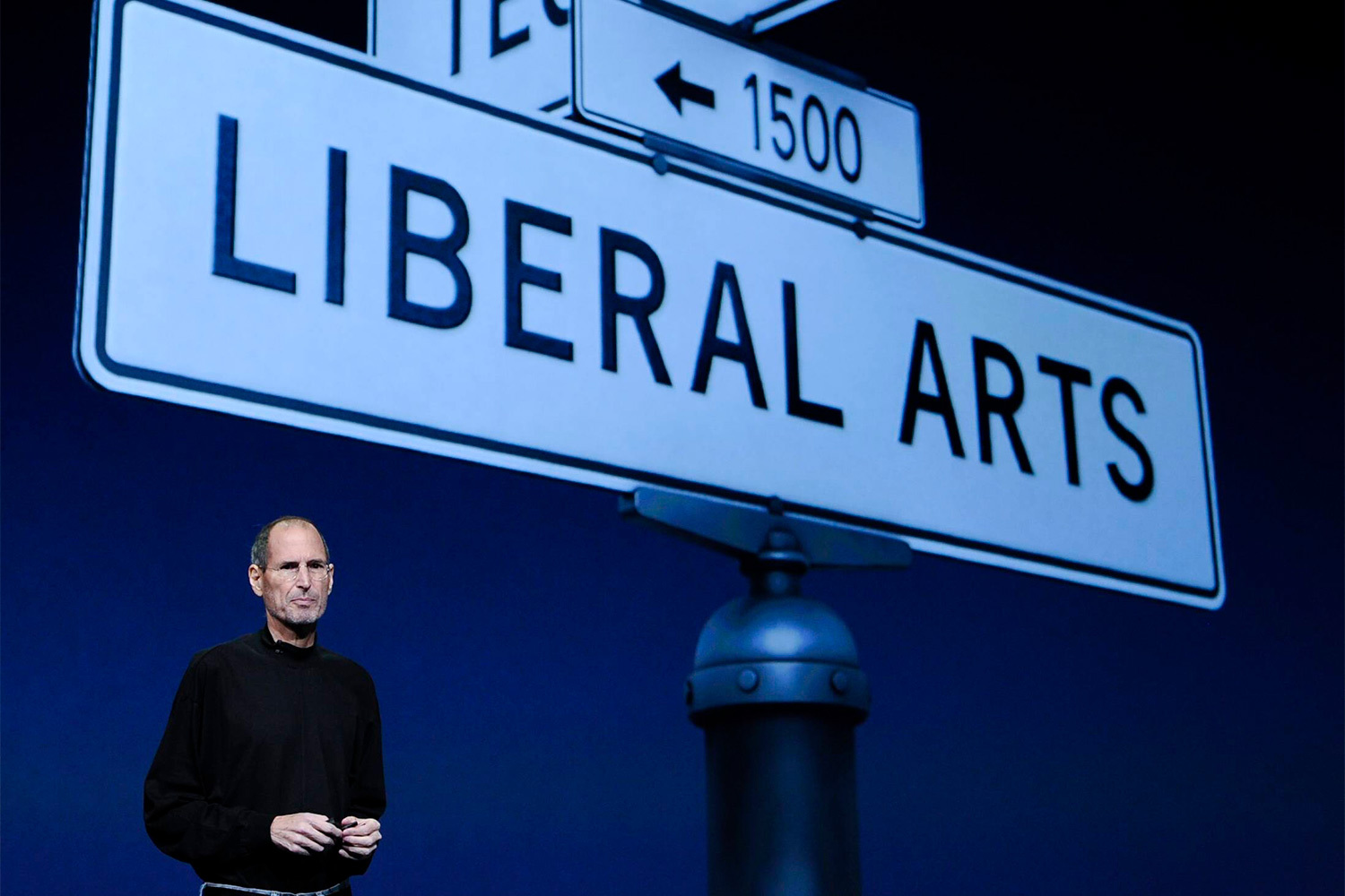 В январе 2011 г. Джобс снова ушел в медицинский отпуск. В марте он появился на сцене, чтобы представить iPad 2, а в июне – сервис iCloud. 24 августа Джобс официально ушел с поста генерального директора Apple. В открытом письме он сообщил: «Я всегда говорил: если наступит день, когда я больше не смогу выполнять свои обязанности и оправдывать ожидания как CEO Apple, я первым дам вам знать. К сожалению, этот день настал». Джобс рекомендовал назначить своим преемником Тима Кука и остался председателем совета директоров.