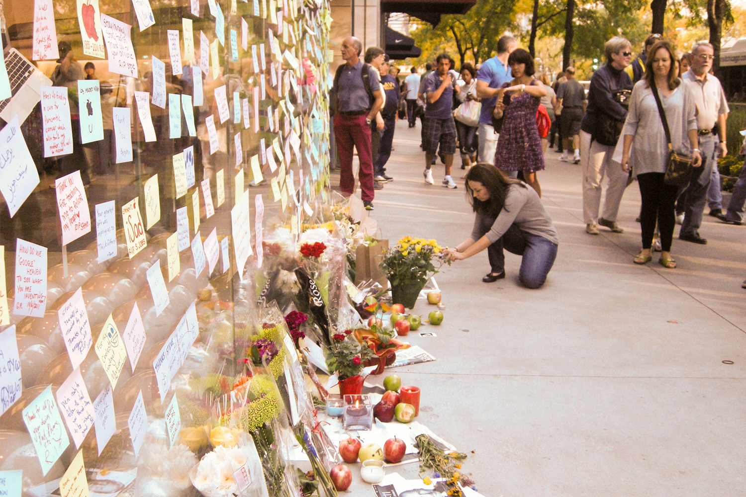 Джобс умер 5 октября 2011 г. в возрасте 56 лет. Согласно свидетельству о смерти, непосредственной причиной стала остановка дыхания. Он был похоронен 7 октября в округе Санта-Клара. Вопреки опасениям аналитиков, смерть Джобса не привела к обвалу акций. В первый торговый день после его смерти, 6 октября 2011 г., акции Apple закрылись на отметке $377,1, снизившись всего на 0,23%.