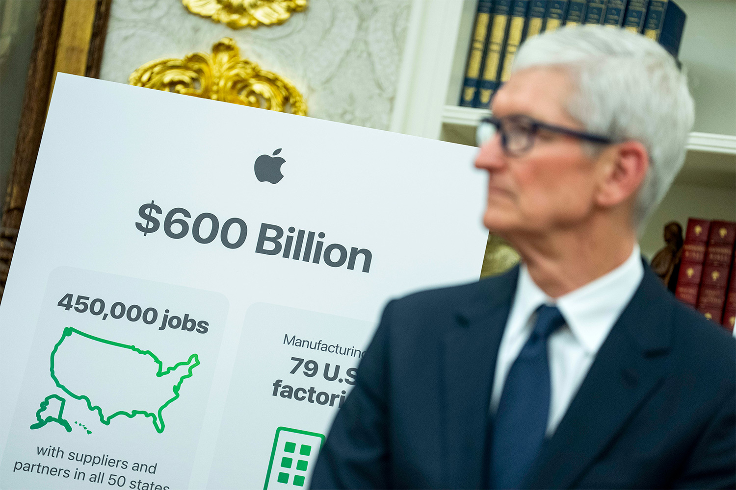 24 августа 2011 г. совет директоров назначил Тима Кука новым генеральным директором Apple. Под его руководством Apple сместила фокус с отдельных устройств на связанную экосистему «устройство + сервис». Компания представила iCloud – онлайн-сервис для хранения и синхронизации музыки, фотографий, файлов и программного обеспечения, выпустила Apple Watch (2014) и AirPods (2016), запустила Apple Pay, Apple Music и Apple TV+, а также перешла на собственные процессоры Apple Silicon (2020). Капитализация выросла с $350 млрд в 2011 г. до рекордных $4 трлн в 2025 г. Количество активных устройств Apple превысило 2 млрд.