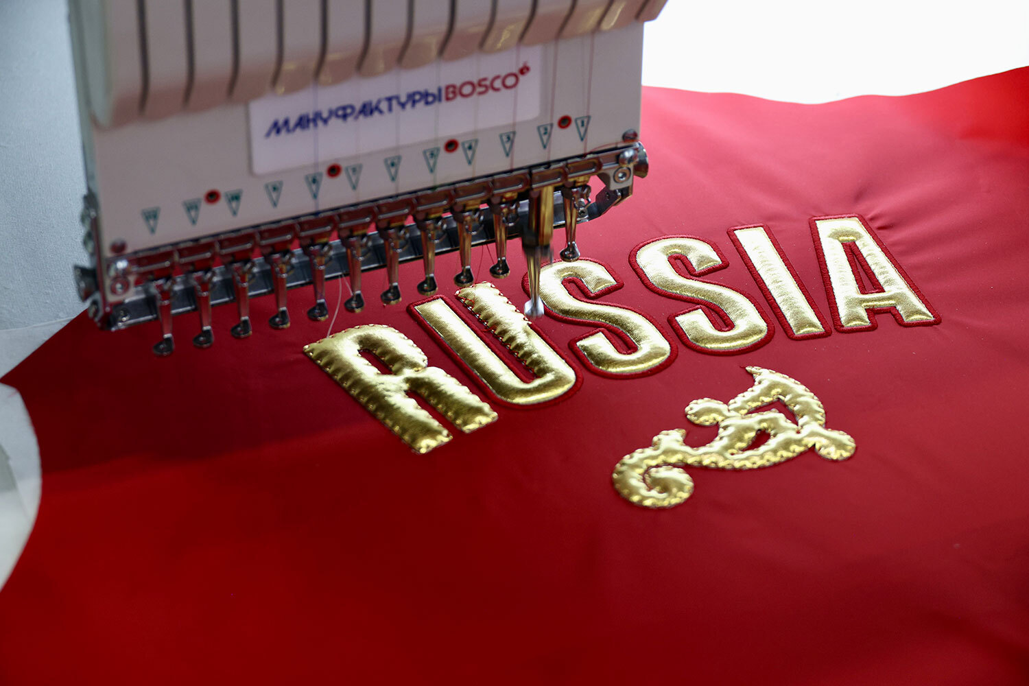 Экипировка выполнена в красно-золотой гамме и получила название «Золотое наследие».