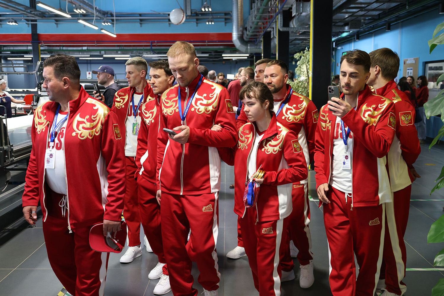 В калужской экипировке сборная заняла третье место в общем зачете на Паралимпиаде в Милане – Кортине-д’Ампеццо. На Играх-2026 российские атлеты завоевали 12 медалей – восемь золотых, одну серебряную и три бронзовые. На фото: члены паралимпийской сборной осматривают швейное производство в Калуге.