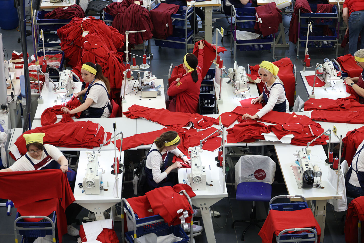 У работников швейной фабрики была ответственная задача: российская команда впервые за 12 лет выступала на международной арене с национальной символикой, флагом и гимном. 