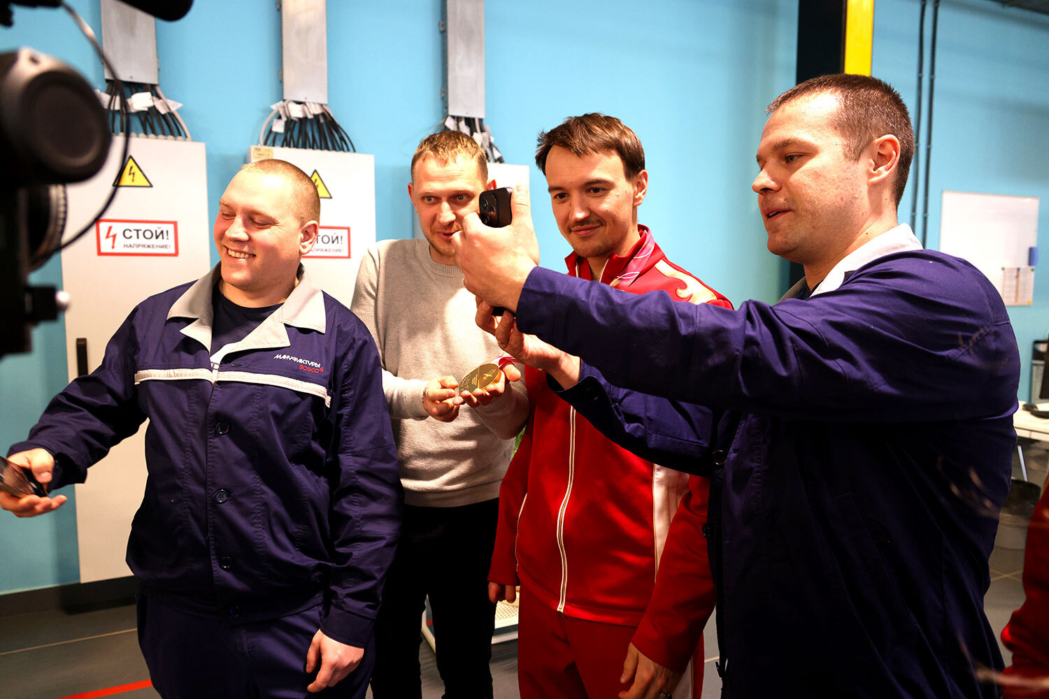 Работники фабрики с горнолыжником Алексеем Бугаевым, завоевавшим одно золото в слаломе и две бронзы – в гигантском слаломе и в скоростном спуске на Паралимпиаде в Италии.