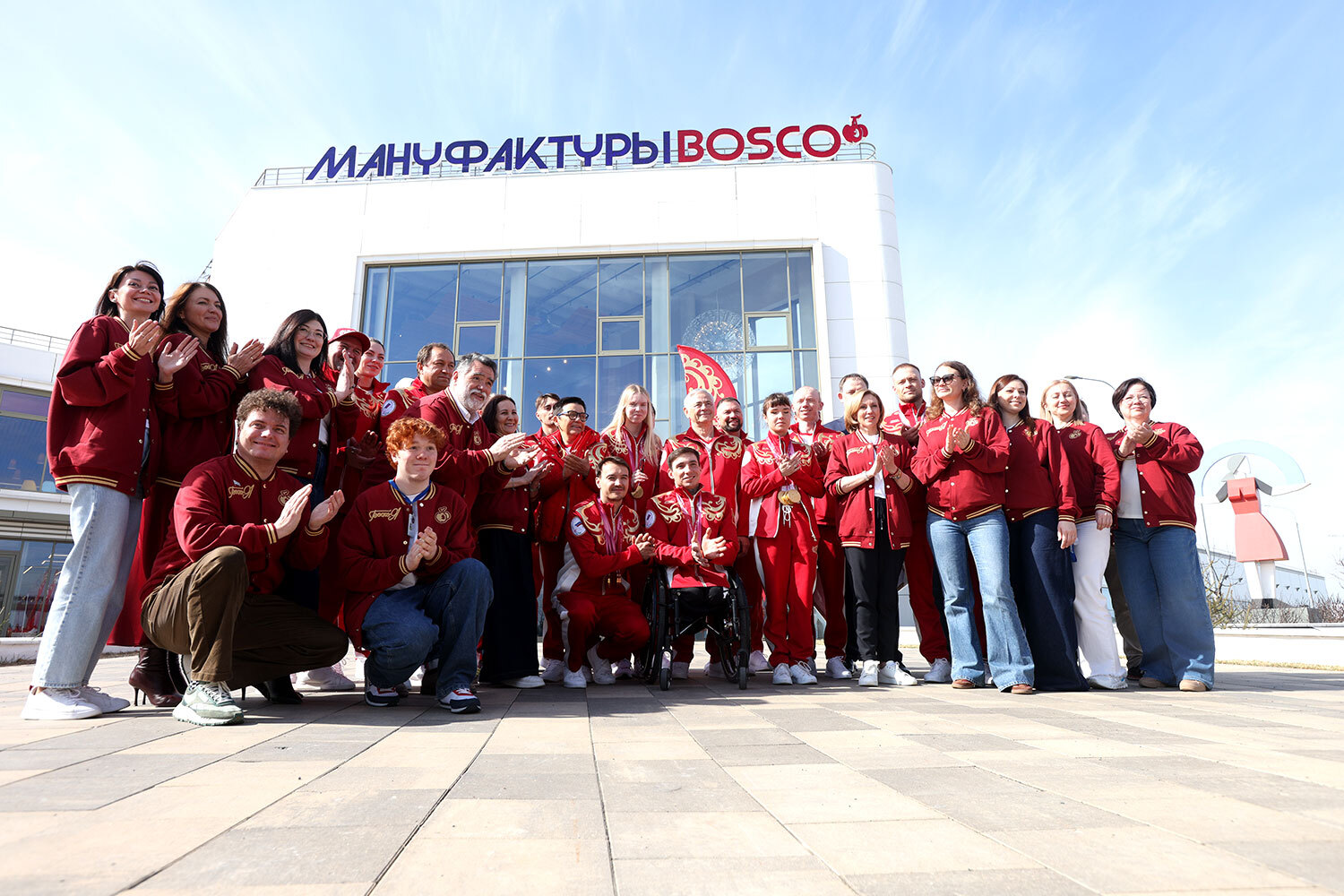 1 апреля российские паралимпийцы посетили швейную фабрику «Мануфактуры Bosco» в Калуге, где создавалась их спортивная форма «Золотое наследие». Среди гостей были горнолыжники Алексей Бугаев и Варвара Ворончихина, лыжники Иван Голубков и Анастасия Багиян со своим ведущим Сергеем Синякиным, парасноубордисты Дмитрий Фадеев и Филипп Шеббо, а также их тренеры. Во время визита участники Паралимпийских зимних игр в Италии познакомились с процессом производства спортивной формы, а также встретились с губернатором Калужской области Владиславом Шапшой.