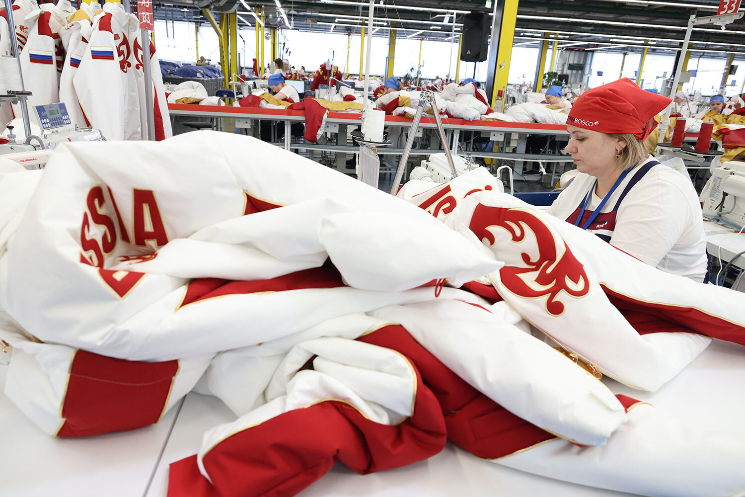 В дизайне спортивной формы использованы традиционные национальные орнаменты и мотивы, отсылающие к победным выступлениям российских спортсменов на Играх в Ванкувере, Лондоне и Сочи.