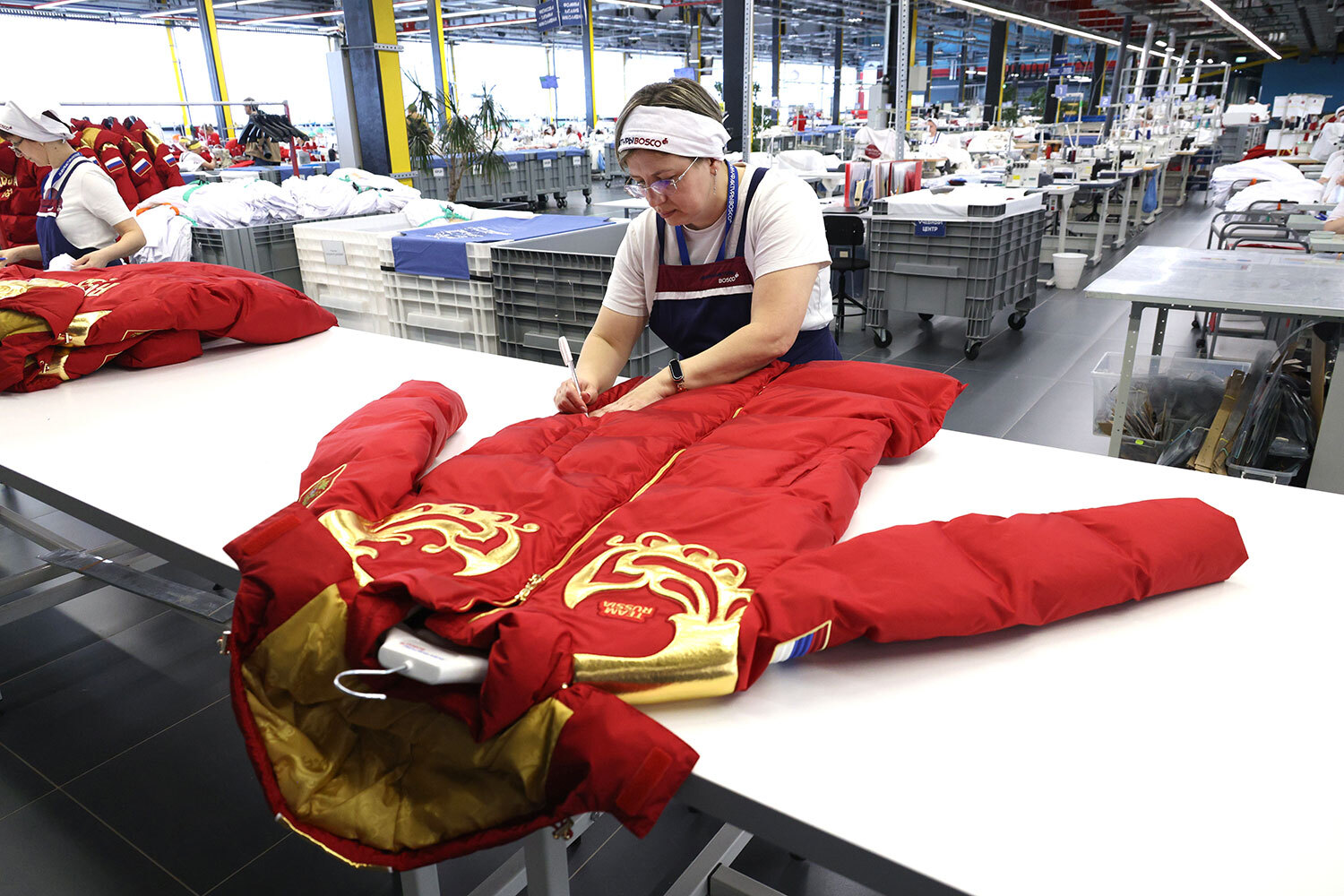 Экипировка изготовлена из современных функциональных тканей и утеплителей, рассчитанных на высокие нагрузки.