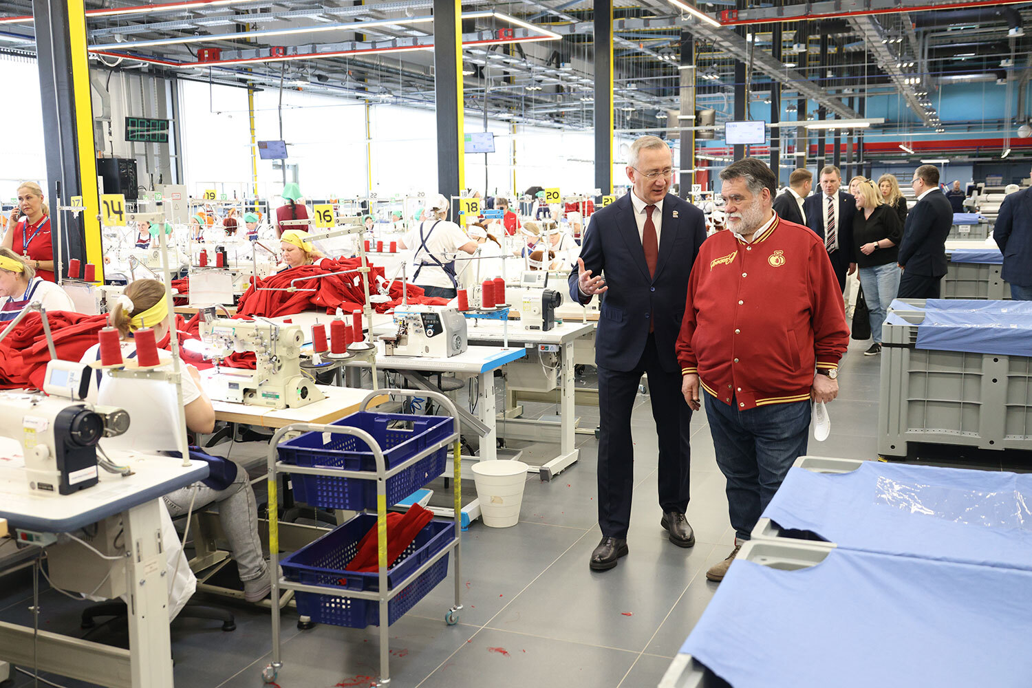 «В этот раз мы сознательно сделали акцент на золоте – раньше золотой цвет у спортсмена ассоциировался только с медалью, а теперь он появляется и в экипировке. Это новый, более смелый символический шаг. Наша задача была в короткие сроки создать узнаваемую, фартовую коллекцию», – говорил председатель координационного совета группы компаний Bosco di Ciliegi Михаил Куснирович.На фото: Михаил Куснирович с губернатором Калужской области Владиславом Шапшой.