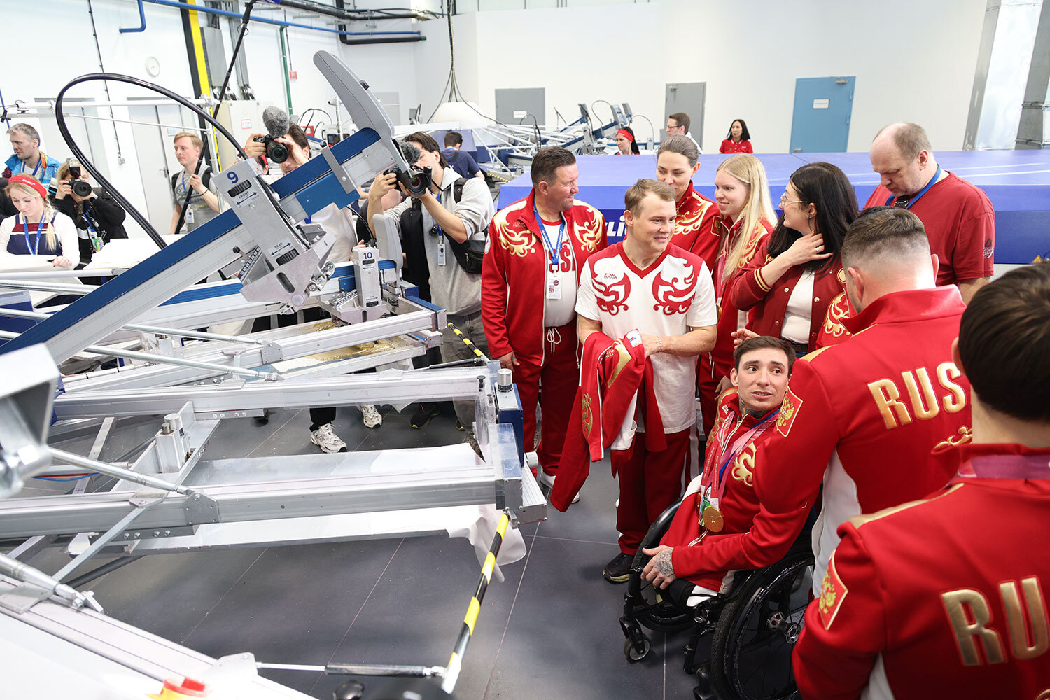 «Мы, когда видели эту форму в начале всего этого процесса, пожелали, чтобы она принесла удачу и успех нашей сборной», – подчеркнул губернатор Калужской области Владислав Шапша.