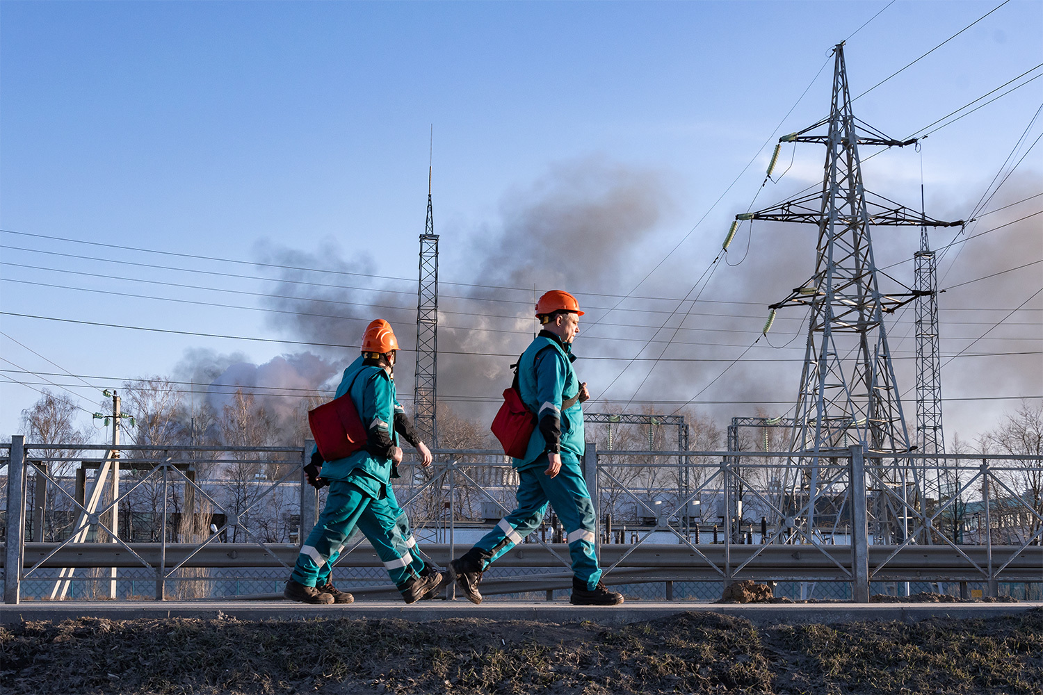 Во время ликвидации последствий разгерметизации произошло воспламенение газовой смеси с последующим взрывом и факельным горением. Поврежденный участок производства был оперативно изолирован для предотвращения распространения огня. В тушении участвовали более 150 сотрудников МЧС и 54 единицы техники. Пожару был присвоен наивысший ранг сложности, также помощь оказывали дополнительные медицинские бригады. 