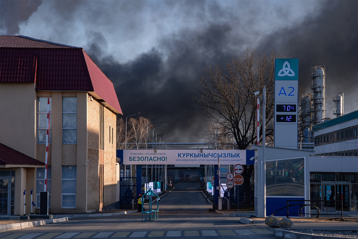 В Нижнекамске объявлен трехдневный траур после пожара на предприятии «Нижнекамскнефтехим» (входит в «СИБУР»), произошедшего 31 марта. Об этом 1 апреля сообщил глава города Радмир Беляев. По последним данным, погибли три человека, включая командира отделения пожарной части. 27-летний Марат Назипов, по информации МЧС, получил смертельные травмы при внезапном взрыве во время тушения. Всего за медицинской помощью обратились более 70 человек, часть пострадавших госпитализирована, в том числе в тяжелом состоянии.