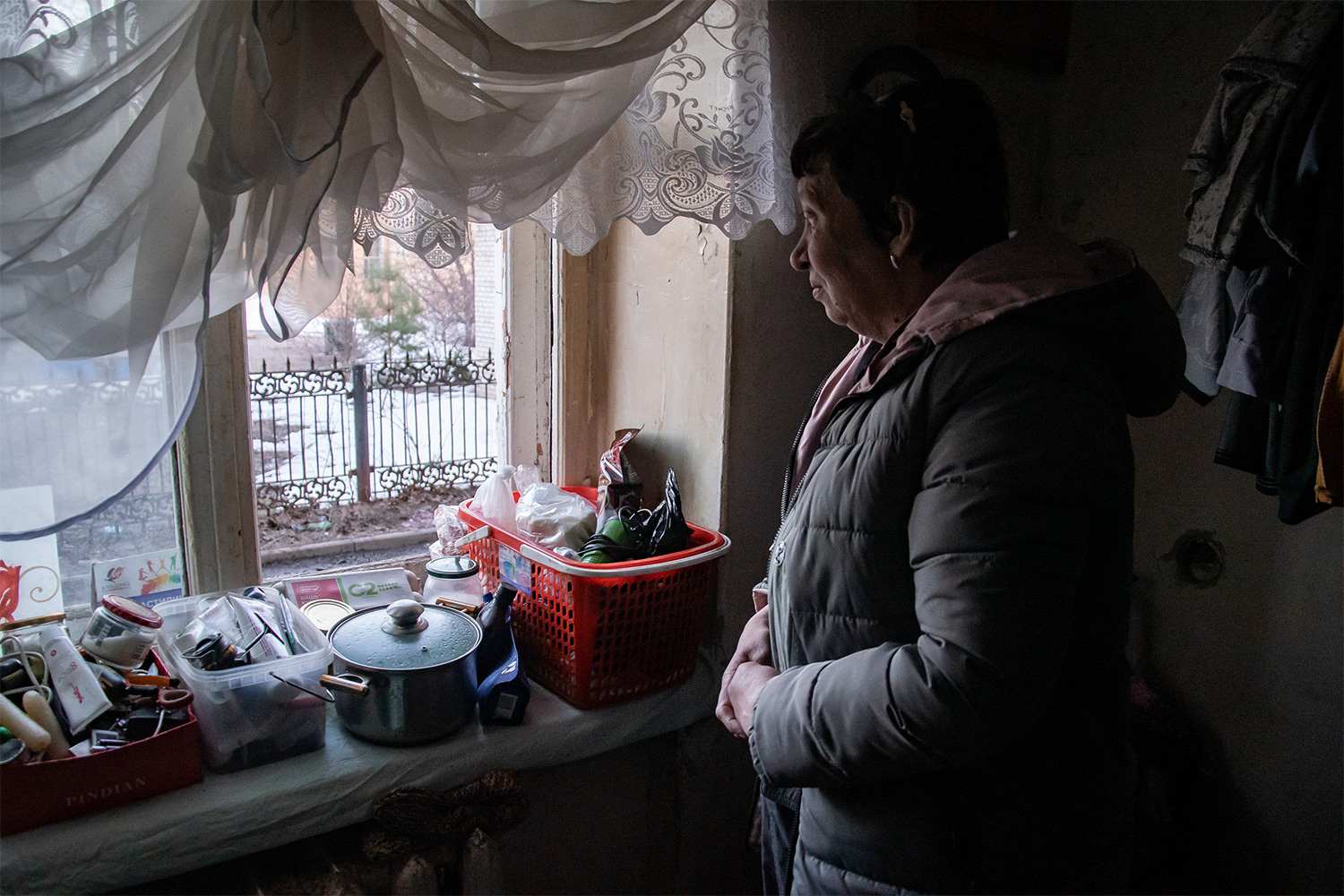 Как отметил глава города, в результате взрыва на заводе в домах, расположенных рядом с промышленной зоной, выбило окна и были зафиксированы повреждения оконных рам. Для работы с обращениями жителей и оценки ущерба был развернут оперативный штаб.