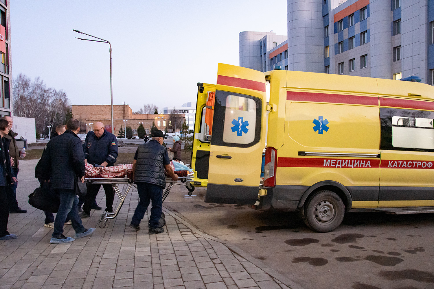 «СИБУР Нижнекамск – Нижнекамскнефтехим» заявил о материальной помощи: семьям погибших выплатят по 10 млн руб., госпитализированным – по 3 млн руб. Также завод сообщил о полной компенсации расходов на похороны, лечение и реабилитацию. Для сотрудников и их родственников организованы горячая линия и психологическая помощь.