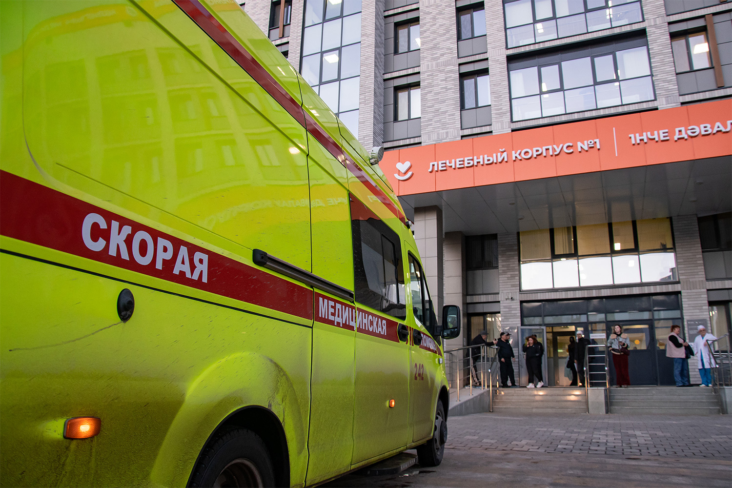 По данным пресс-службы «Нижнекамскнефтехима», в результате происшествия пострадали 72 человека. Из них восемь были госпитализированы, еще 64 получили легкие травмы (порезы от выбитых стекол и ушибы) – им оказали помощь на месте.