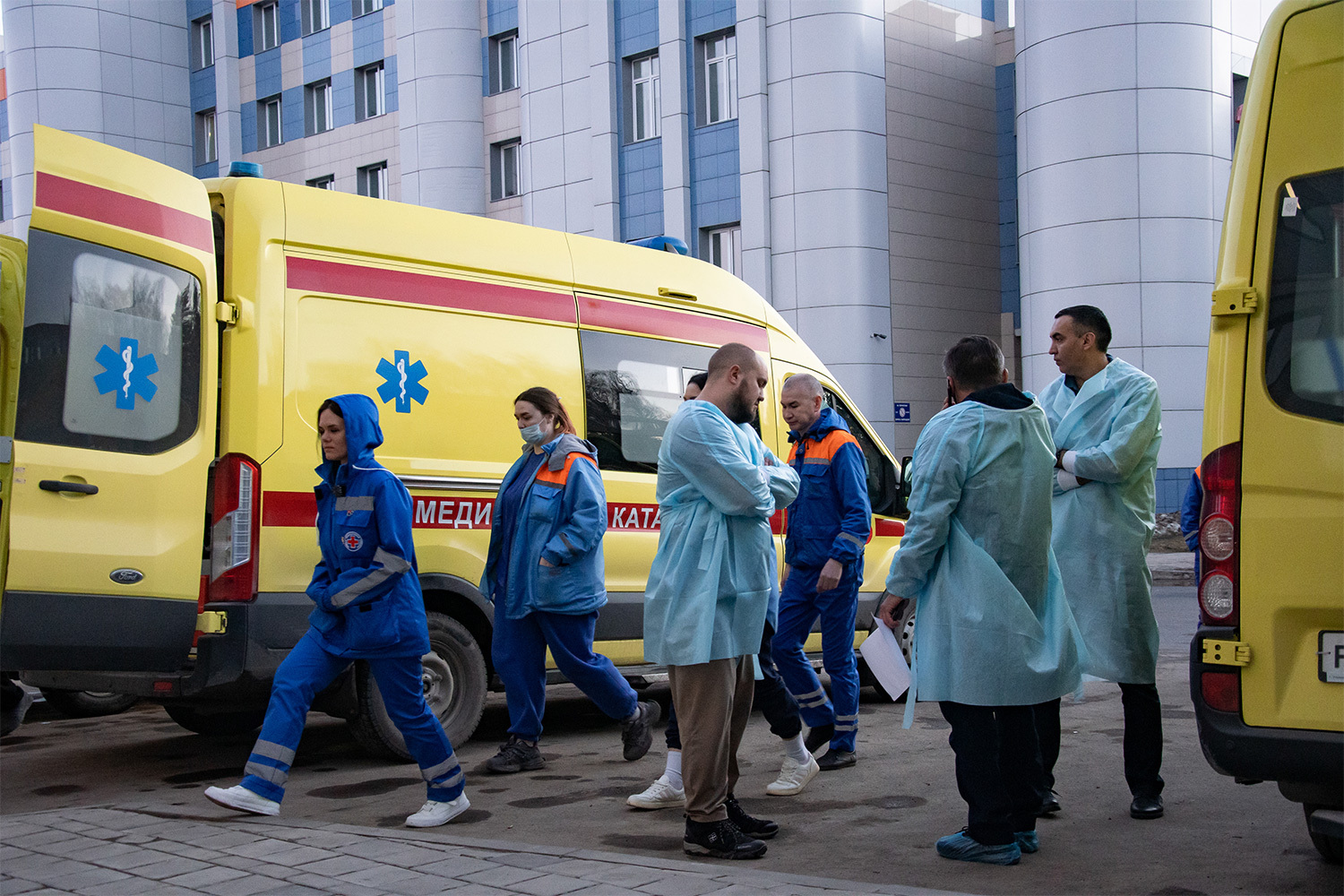 По словам мэра Радмира Беляева, десять пострадавших эвакуированы в Москву самолетом МЧС России. Всего в стационарах Нижнекамска, Казани и Москвы находятся 22 человека. По&nbsp;данным&nbsp;Минздрава Татарстана, состояние шестерых оценивается как тяжелое. К оказанию помощи привлечены специалисты Федерального центра медицины катастроф и профильных клиник, проводится координация лечения на межрегиональном уровне.