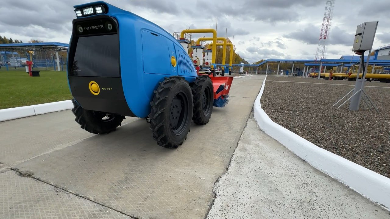 Мини-тракторы будут использовать для очистки транспортной инфраструктуры города от снега, грязи и пыли