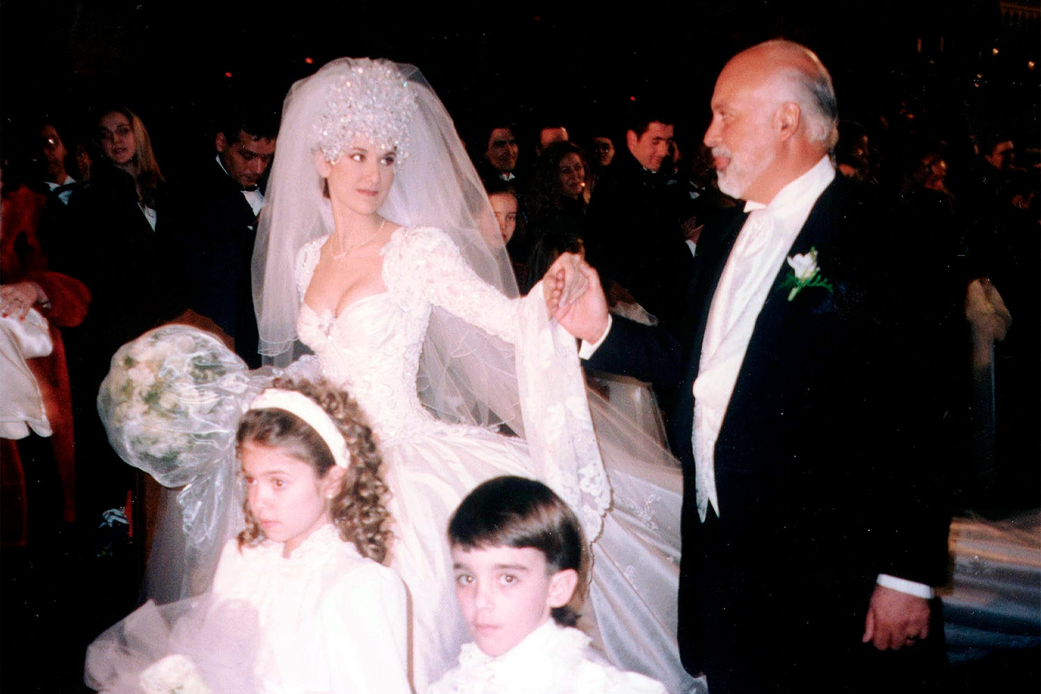 Когда Дион было 12 лет, ее талант рассмотрел менеджер и будущий муж Рене Анжелил, которому на тот момент было 38. Старший брат, Мишель, отправил Рене демозапись песни Ce n'était qu'un rêve («Это была только мечта»), которую она исполнила вместе с матерью и другим старшим братом Жаком. Анжелил заложил свой дом, чтобы профинансировать ее дебютный студийный альбом La voix du bon Dieu («Голос Господа»). Через месяц вышел рождественский альбом Céline Dion chante Noël («Селин Дион поет на Рождество»). Анжелил и Дион поженились в декабре 1994 г. в соборе Монреальской Богоматери.