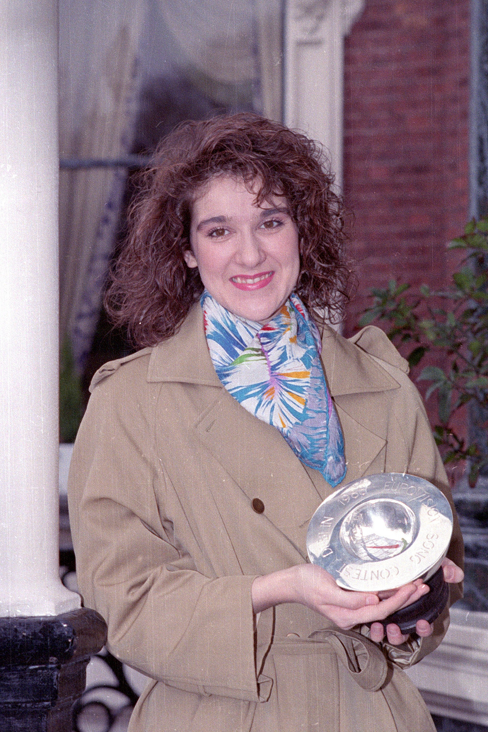 Всего в 1980-х Дион выпустила восемь альбомов на французском языке, которые принесли ей первую известность. На мировую сцену молодая исполнительница вышла в 1988 г., выступая за Швейцарию на «Евровидении» в Дублине. С песней Ne partez pas sans moi («Не уходите без меня») она стала победительницей 33-го музыкального конкурса, который состоялся 30 апреля. Селин Дион заняла первое место из 21-го, получив 137 баллов.На фото: Селин Дион на Евровидении-1988.