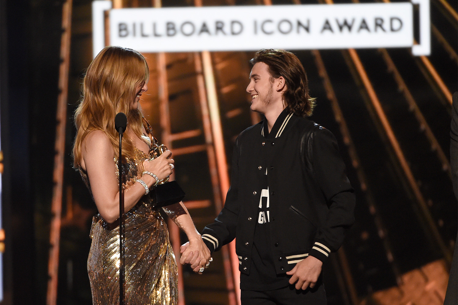 В мае 2000 г. певица перенесла две операции в клинике репродуктивной медицины в Нью-Йорке, а затем воспользовалась процедурой экстракорпорального оплодотворения (ЭКО). 25 января 2001 г. у нее родился первый сын – Рене-Шарль. В 2010 г. супруг сообщил о том, что они ожидают двойню. 23 октября 2010 г. на свет появились мальчики Эдди и Нельсон. 14 января 2016 г. Анжелил умер после продолжительной борьбы с раком горла.На фото: Селин Дионе и ее старший сын Рене-Шарль.