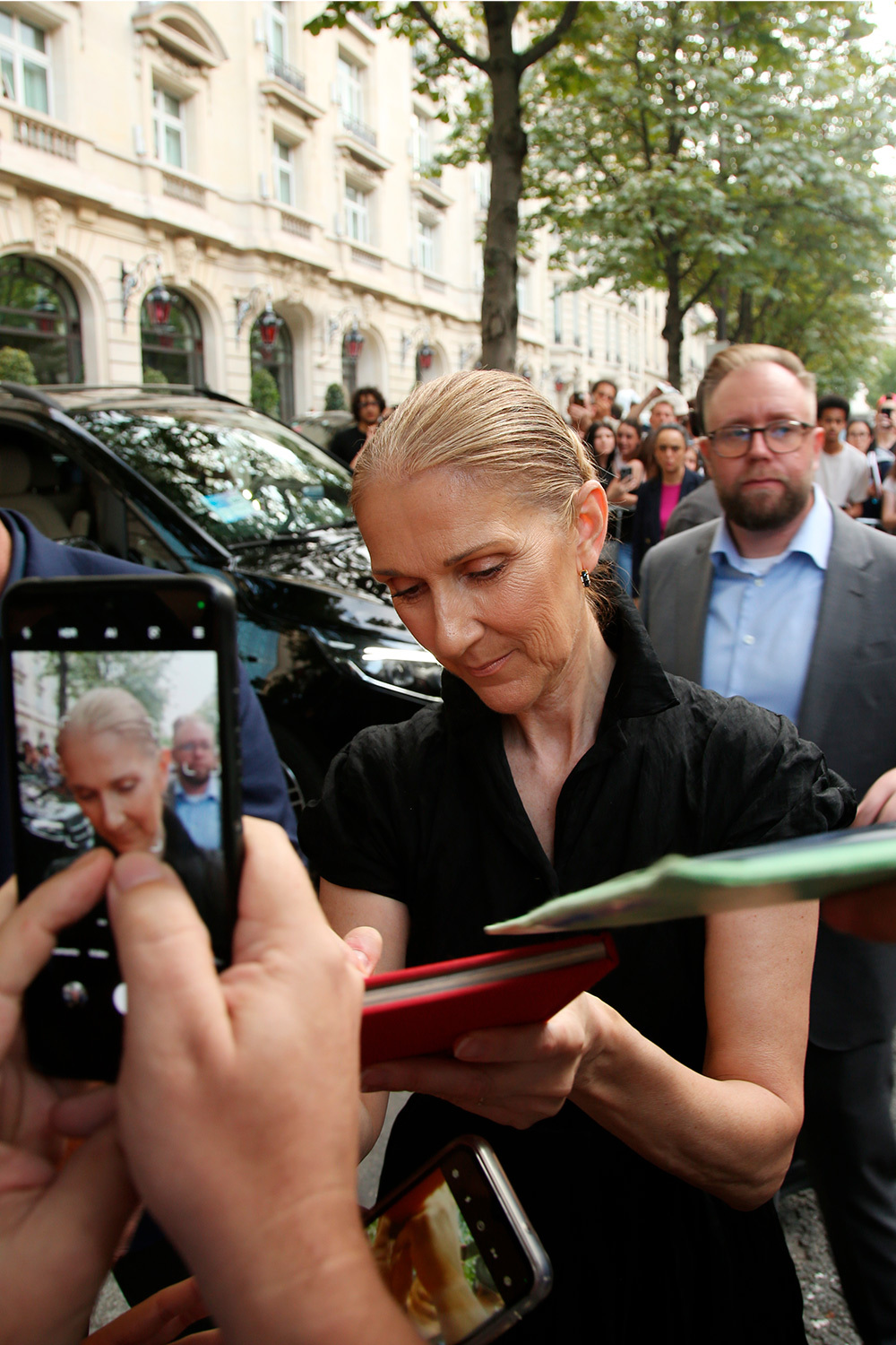 Полноценное возвращение Селин Дион на сцену стало возможно благодаря силе воли и регулярной физиотерапии. Об этом в 2024 г. артистка рассказала в интервью журналу Vogue: «У меня есть два варианта. Либо я тренируюсь как спортсменка и очень усердно работаю, либо отключаюсь и все кончено, я остаюсь дома, слушаю свои песни, сажусь перед зеркалом и пою для себя. Я выбрала работать всем своим телом и всей своей душой».