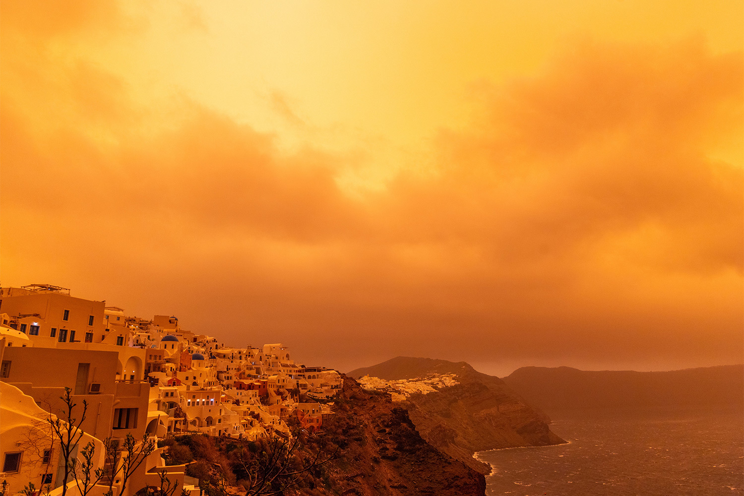 Греческий Крит накрыла мощная буря, пришедшая из пустыни Сахара. Явление, известное как «калима», возникло из-за сильных южных ветров, которые перенесли огромные массы песка через Средиземное море на тысячи километров. Высокая концентрация пыли, насыщенной оксидами железа, рассеивает солнечный свет, создавая «апокалиптический» пейзаж – небо над островом приобрело красно-оранжевый оттенок.