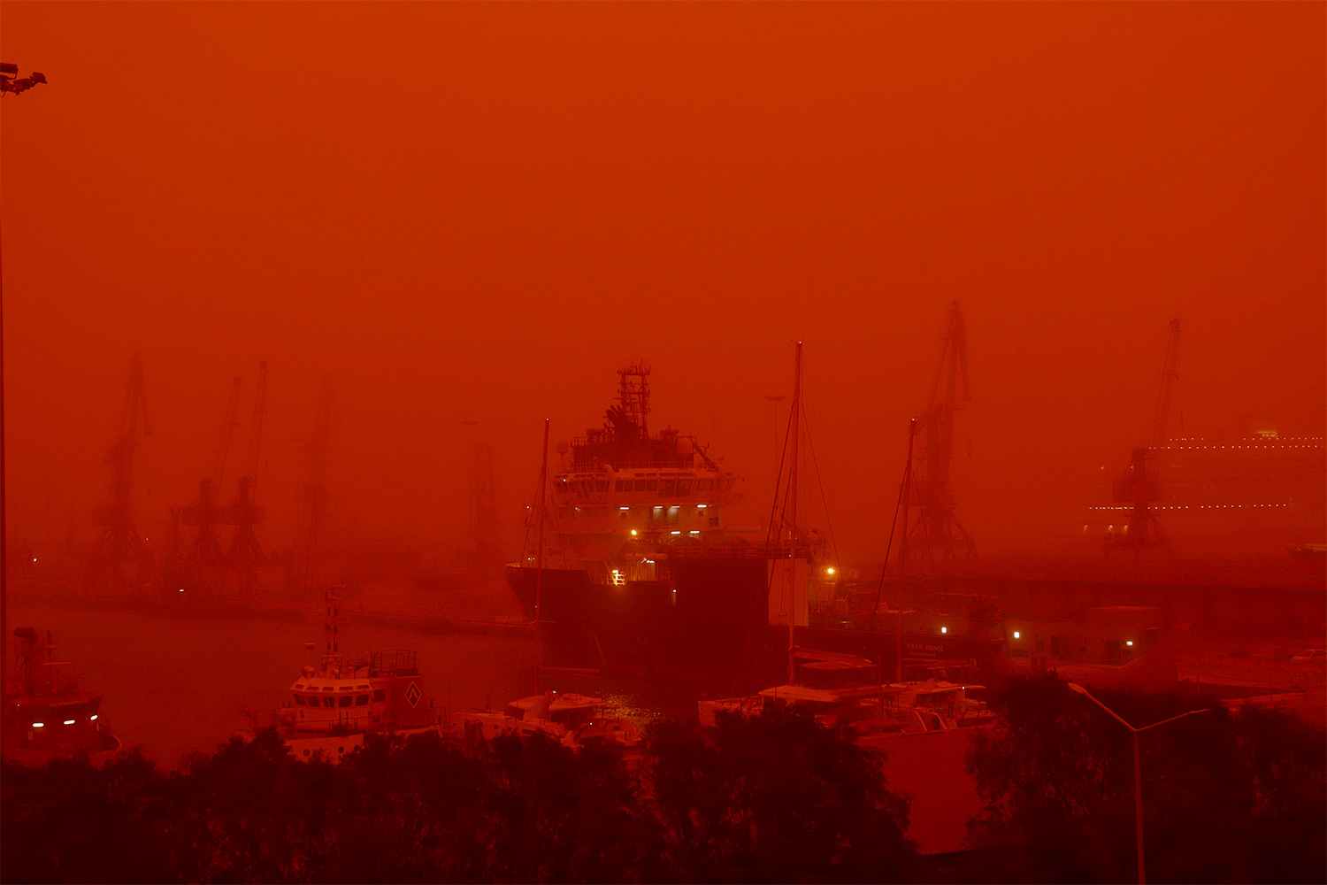 Пользователи в соцсетях отмечали, что пейзажи Крита напоминали кадры из фильмов про апокалипсис или марсианские ландшафты. 