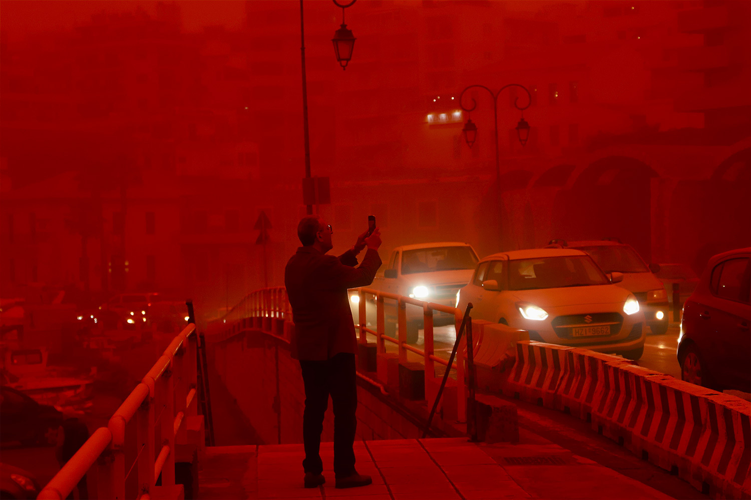 Министерство защиты граждан Греции призвало местных жителей и туристов быть осторожными на дорогах, избегать длительного пребывания на улице и по возможности оставаться в помещениях, а также носить респираторы или защитные маски.