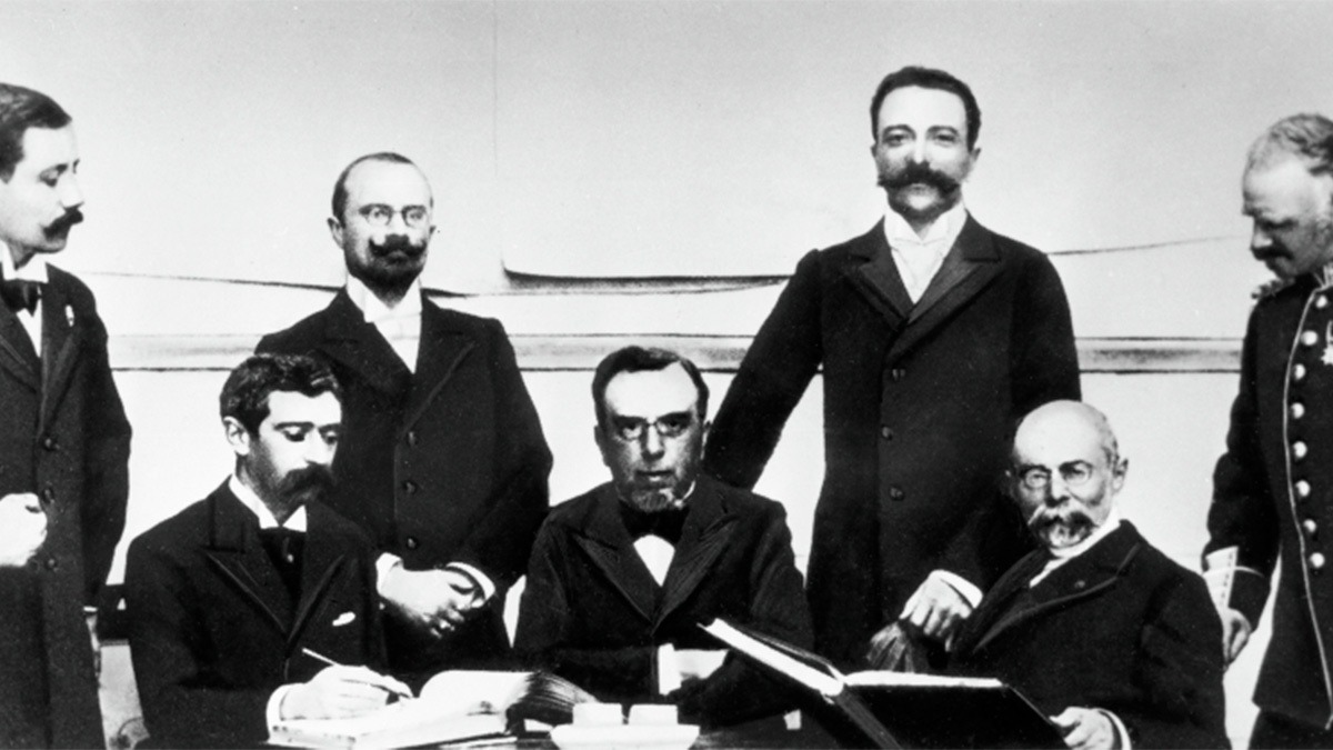 Возрождением Олимпийских игр мир обязан французскому барону Пьеру де Кубертену. После археологических раскопок в Олимпии в 1870-х он загорелся идеей воссоздать Игры, и на это у него ушло около пяти лет. В 1894 г. в Париже прошел конгресс, на котором был учрежден Международный олимпийский комитет (МОК) и принято решение проводить соревнования раз в четыре года. На фото: первый состав Международного олимпийского комитета.