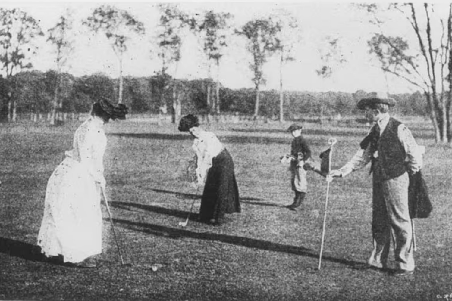 Женщины вышли на старт Игр лишь в 1900 г. в Париже (на фото): 22 спортсменки соревновались в теннисе, гольфе, парусном спорте и крокете. Кстати, эта Олимпиада была совмещена со Всемирной выставкой, из-за чего растянулась на пять месяцев. В том же году на соревнованиях впервые выступила Российская империя. В турнире 1896-го она не участвовала из-за нехватки финансирования: профессионального спорта в стране тогда не существовало, а любители не смогли найти спонсоров для поездки в Грецию.