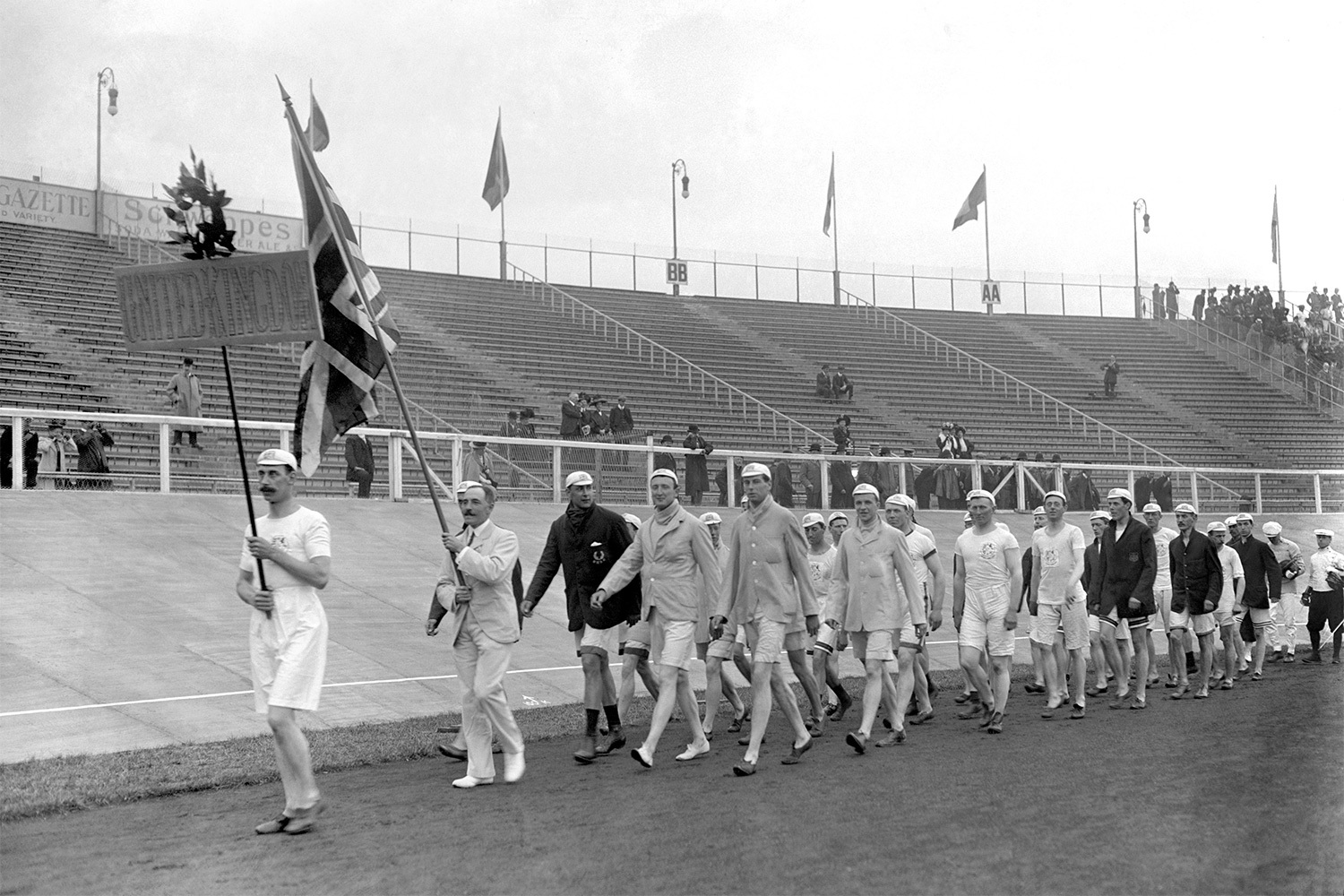 В 1908 г. в Лондоне впервые прошла официальная церемония открытия с шествием команд под национальными флагами (на фото). Также на этих Играх была установлена официальная длина марафонской дистанции – 42,195 км.На церемонии открытия шествие участников всегда начинает делегация Греции – родины Игр. В конце строя идет команда страны-хозяйки.