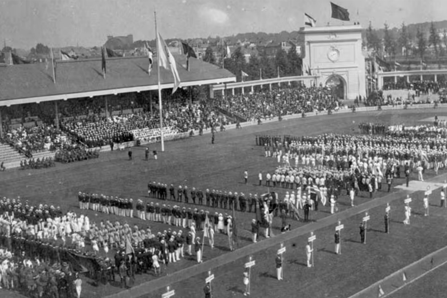 Олимпийский флаг с пятью переплетенными кольцами был впервые представлен в 1920 г. на VII летних Олимпийских играх в бельгийском Антверпене. На белом полотнище расположены кольца голубого, черного, красного (в верхнем ряду), желтого и зеленого (в нижнем ряду) цветов. Вместе с фоном их шесть, и эта палитра включает цвета флагов всех стран мира, символизируя дружбу пяти континентов и единство мирового спортивного сообщества. Идея флага принадлежит все тому же Пьеру де Кубертену, который разработал его еще в 1913 г.