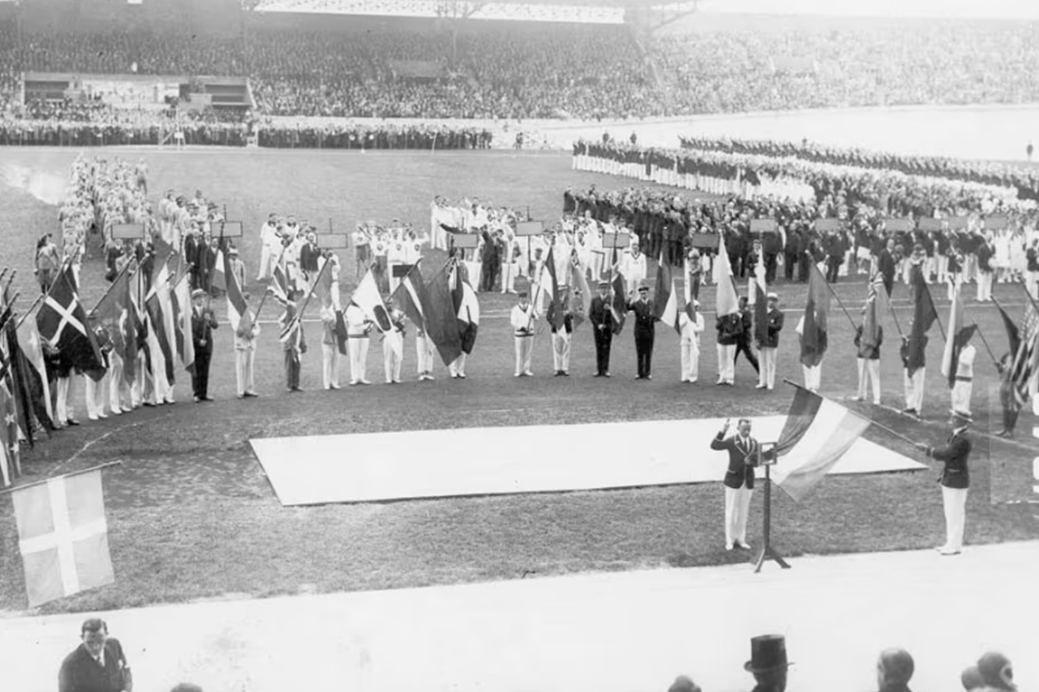 Традицию зажжения олимпийского огня возродили в 1928 г. на Играх в Амстердаме (на фото). А фраза «Главное – не победа, а участие» связана с инцидентом на Олимпиаде-1908 в Лондоне, когда итальянский легкоатлет Дорандо Пьетри из-за обезвоживания финишировал с помощью судей. Кубертен произнес эти слова в качестве утешения, а услышал он их во время проповеди американского епископа Этельберта Талбота. Олимпийский девиз «Быстрее, выше, сильнее» придумал доминиканский монах Анри Дидон. Впервые он был использован на Олимпиаде-1924 в Париже. В 2021 г. МОК к девизу добавил слово «вместе».