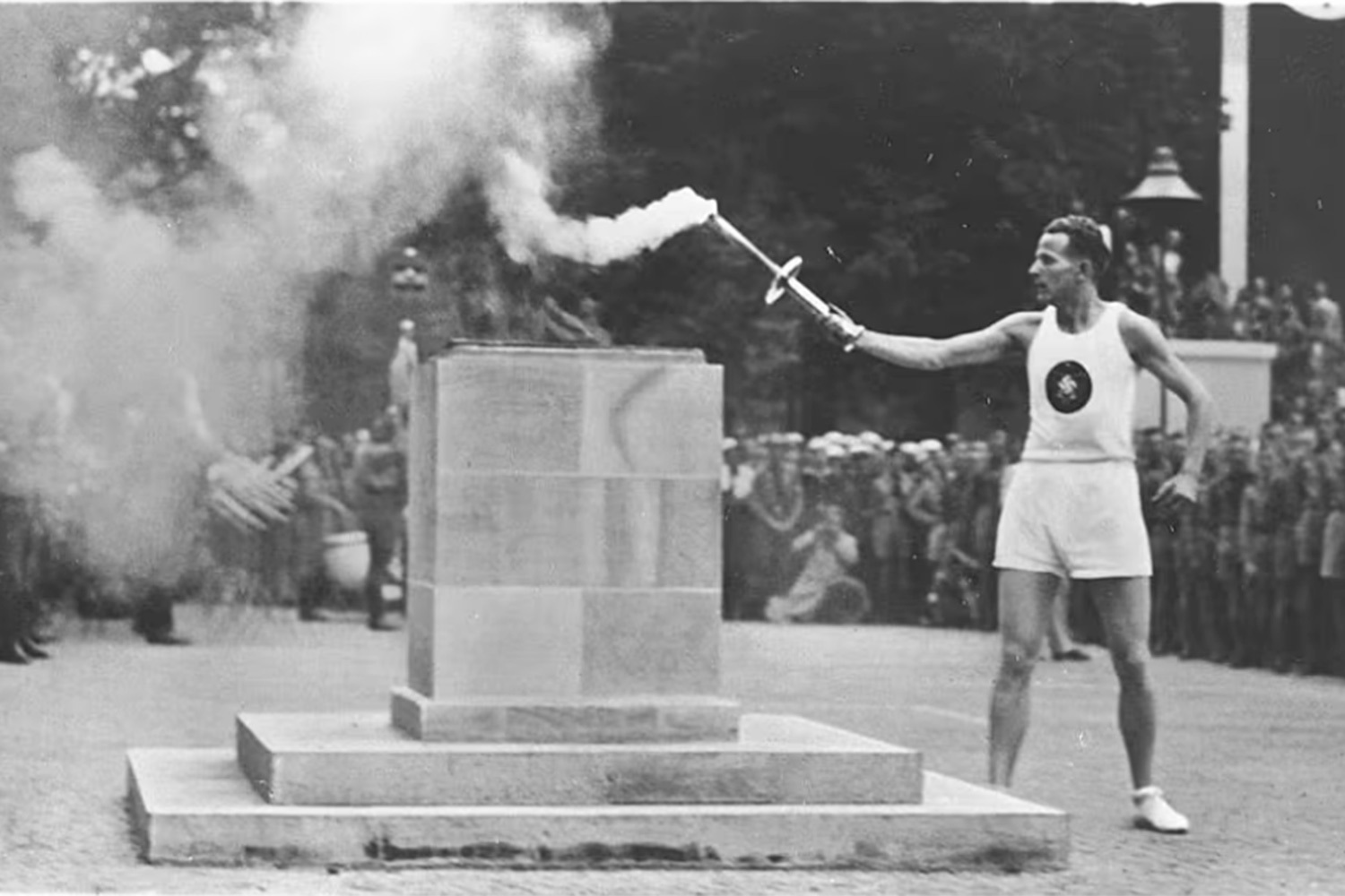 Олимпиада-1936 в Берлине стала первой, которую транслировали по телевидению. На ней также впервые провели эстафету олимпийского огня: факел пронесли из Олимпии в Берлин.