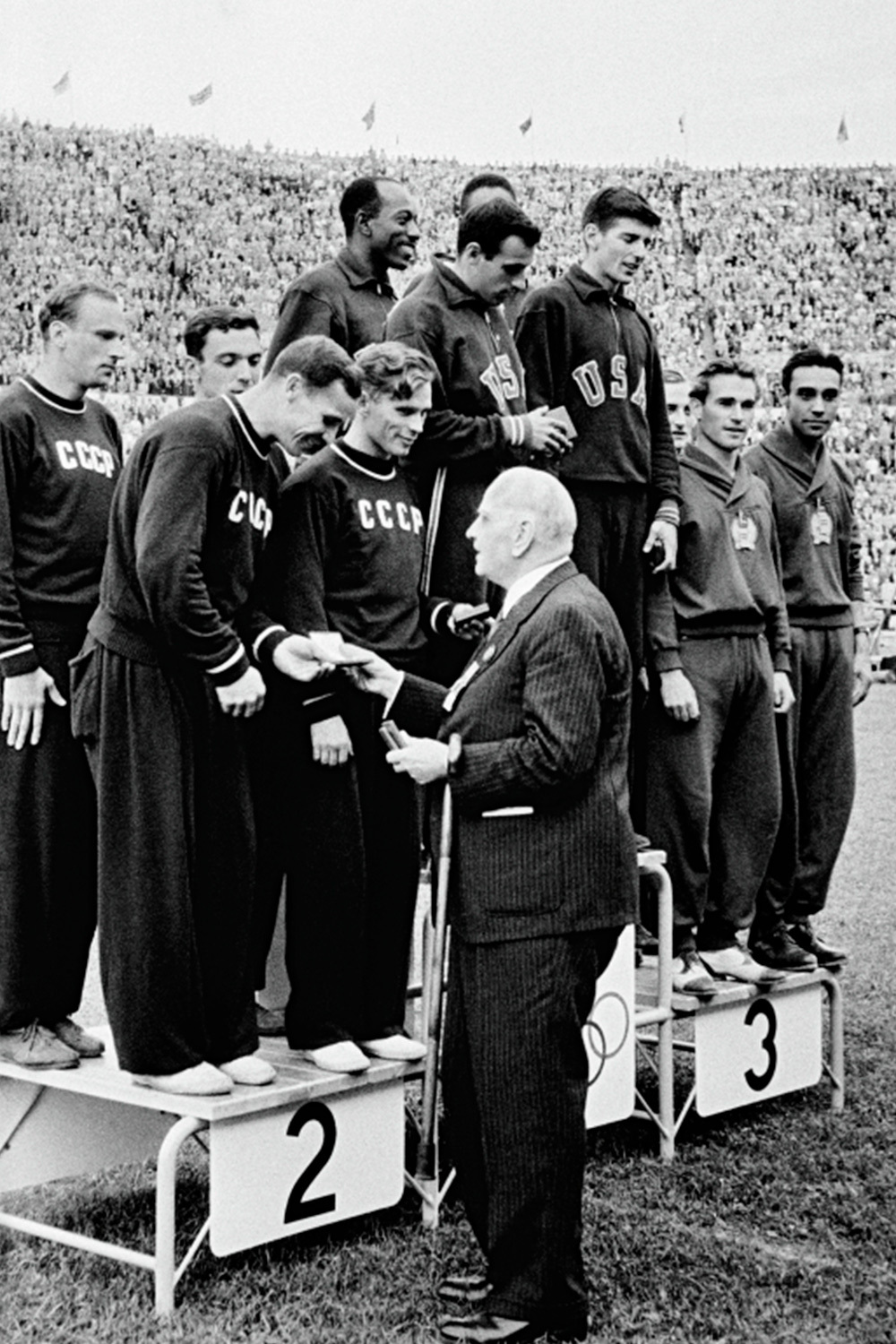 В 1952 г. СССР впервые принял участие в летних Олимпийских играх в Хельсинках. Советские спортсмены завоевали 71 медаль (22 золотые), заняв второе место в общем зачете после США. Это положило начало многолетнему соперничеству двух держав.На фото: мужская сборная СССР по баскетболу – серебряный призер Олимпиады.