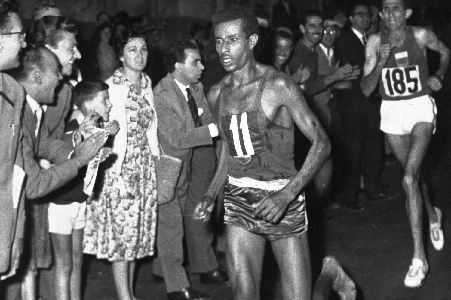 Первое театрализованное представление на церемонии открытия поставил Уолт Дисней для зимних Игр 1960 г. в Скво-Вэлли (США). С тех пор грандиозные шоу стали неотъемлемой частью Олимпиад.  В 1960 г. на Олимпиаде в Риме Абебе Бикила из Эфиопии выиграл марафон, пробежав всю дистанцию босиком (на фото). В том же году в Италии состоялись первые официальные Паралимпийские игры.