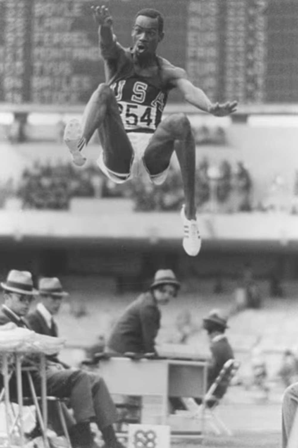 В 1968 г. в Мехико американец Боб Бимон совершил «прыжок в XXI в.»: его результат в прыжках в длину (8,9 м) на 55 см превысил прежний рекорд и держался 23 года. На той же Олимпиаде чернокожие атлеты Томми Смит и Джон Карлос устроили протест против расизма: во время гимна США они подняли сжатые кулаки в черных перчатках. За это их исключили из команды.