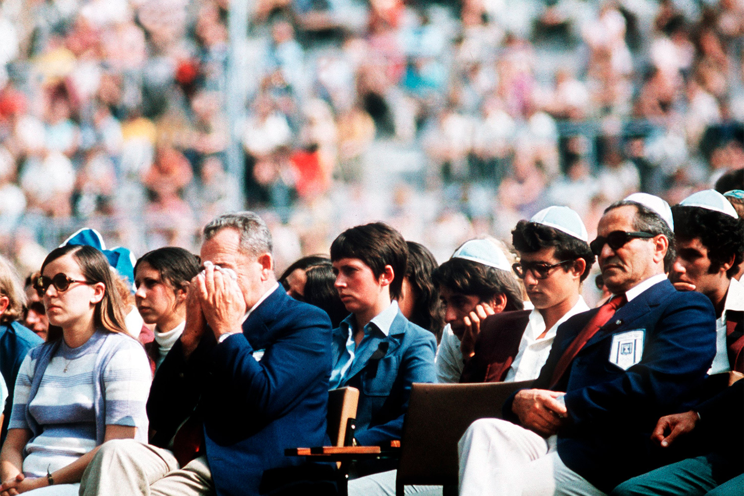 Олимпиада 1972 г. в Мюнхене была омрачена терактом: 5 сентября члены палестинской организации «Черный сентябрь» проникли в олимпийскую деревню и взяли в заложники израильских спортсменов. В результате погибли 11 членов сборной страны и один западногерманский полицейский, а операция по освобождению провалилась из‑за ошибок немецких правоохранителей. После трагедии Олимпиада была прервана на 34 часа и возобновилась по настоянию президента МОК Эйвери Брэндеджа. На следующий день на Олимпийском стадионе прошла траурная церемония с участием 3000 атлетов и 80 000 зрителей. Инцидент привел к серьезным изменениям в системе безопасности: в ФРГ создали спецподразделение GSG‑9, а в СССР в 1974 г. появилась группа «А» («Альфа») при Седьмом управлении КГБ.На фото: Мюнхен на следующий день после теракта на Олимпиаде.