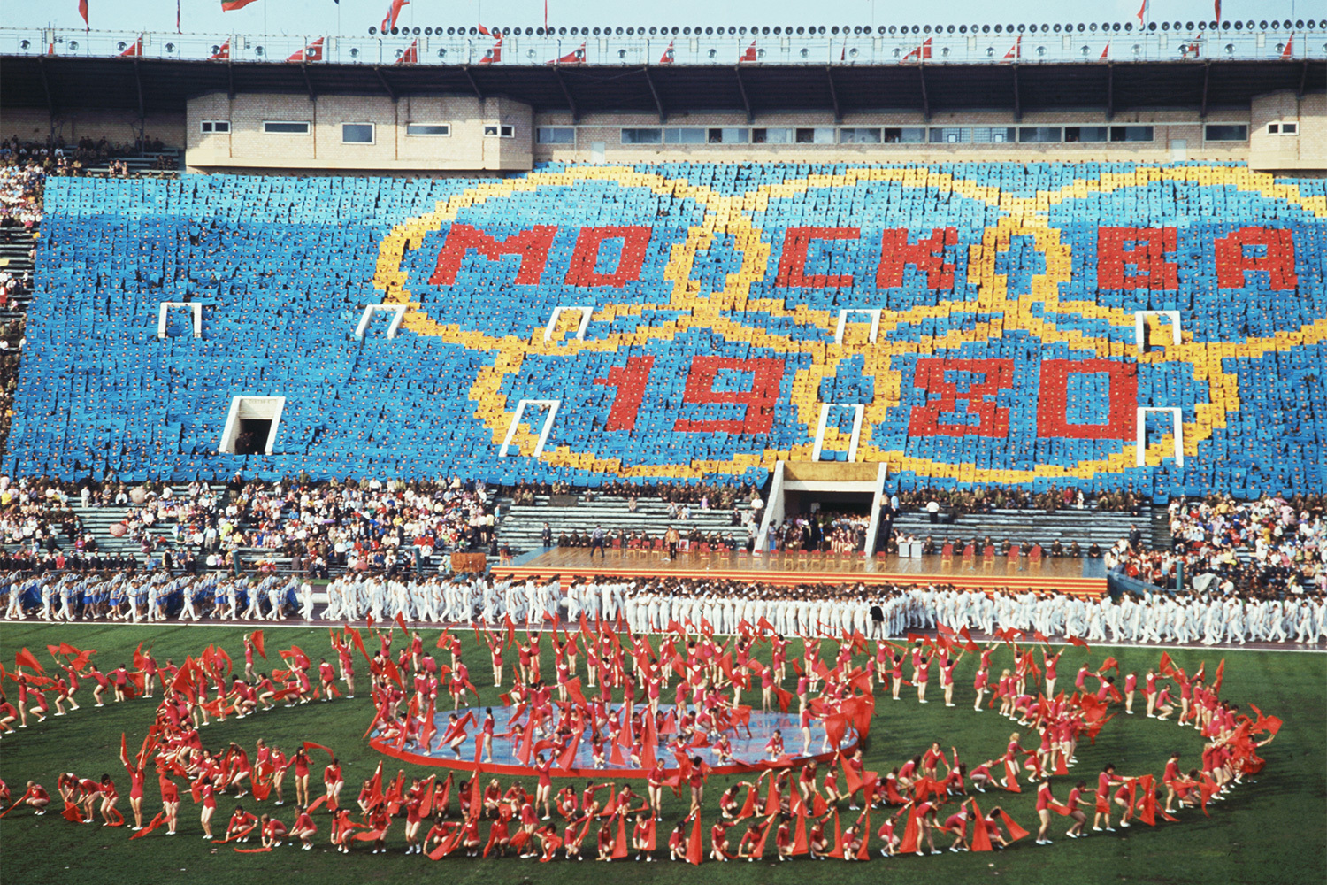 Олимпиада-1980 в Москве стала жертвой политического бойкота, в котором участвовали более 60 стран, включая США, Канаду, Турцию, ФРГ. Причиной стал ввод советских войск в Афганистан. В ответ СССР и союзники отказались ехать на Игры 1984 г. в Лос-Анджелесе. Для советских спортсменов были организованы альтернативные соревнования «Дружба-84». После окончания холодной войны в устав МОК были внесены поправки, позволяющие за призывы к политическим бойкотам дисквалифицировать страны на следующие Игры и даже исключать из олимпийского движения.