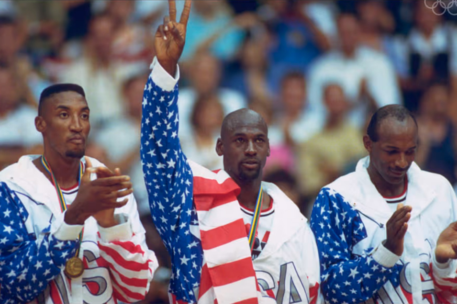 На Олимпиаде 1992 г. в Барселоне впервые выступила «Dream Team» – сборная США по баскетболу с Майклом Джорданом, Мэджиком Джонсоном и Ларри Бердом. Они выиграли все матчи с разницей более 40 очков.