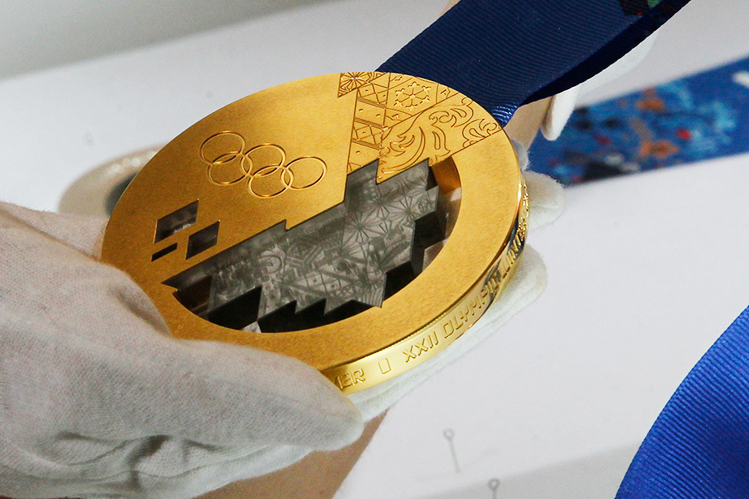 На первых современных Играх победители получали серебряные медали и оливковые ветви, а спортсмены, занявшие второе место, – бронзовые награды. Золотые медали впервые появились лишь на соревнованиях 1904 г. в Сент-Луисе (США). Однако современная «золотая» олимпийская медаль на самом деле лишь позолоченная. До 1912 г. их действительно отливали из чистого золота, но уже на VII летних Играх в Антверпене спортсменам вручали серебряные медали с тонким золотым покрытием – доля золота в них составляла всего 1% от общей массы.