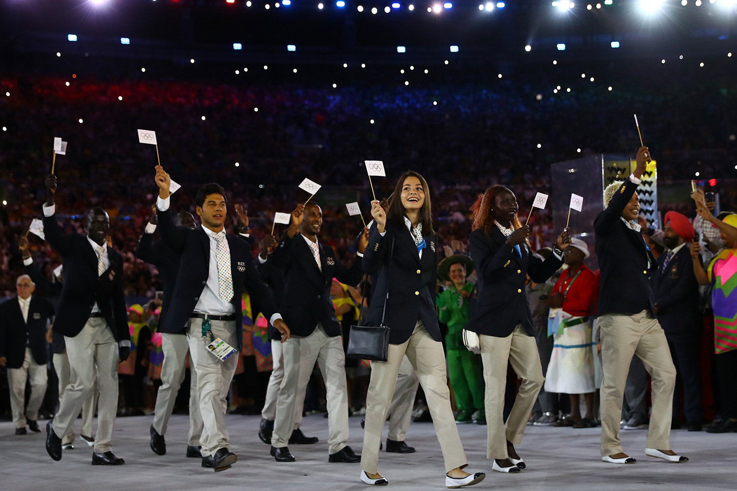 В 2016 г. на Олимпиаде в Рио впервые выступили беженцы: команда из 10 спортсменов под олимпийским флагом символизировала поддержку миллионов вынужденных переселенцев. В состав вошли атлеты из Южного Судана, Сирии, Демократической Республики Конго и Эфиопии, соревновавшиеся в дзюдо, легкой атлетике и плавании. Все расходы сборной взял на себя МОК.