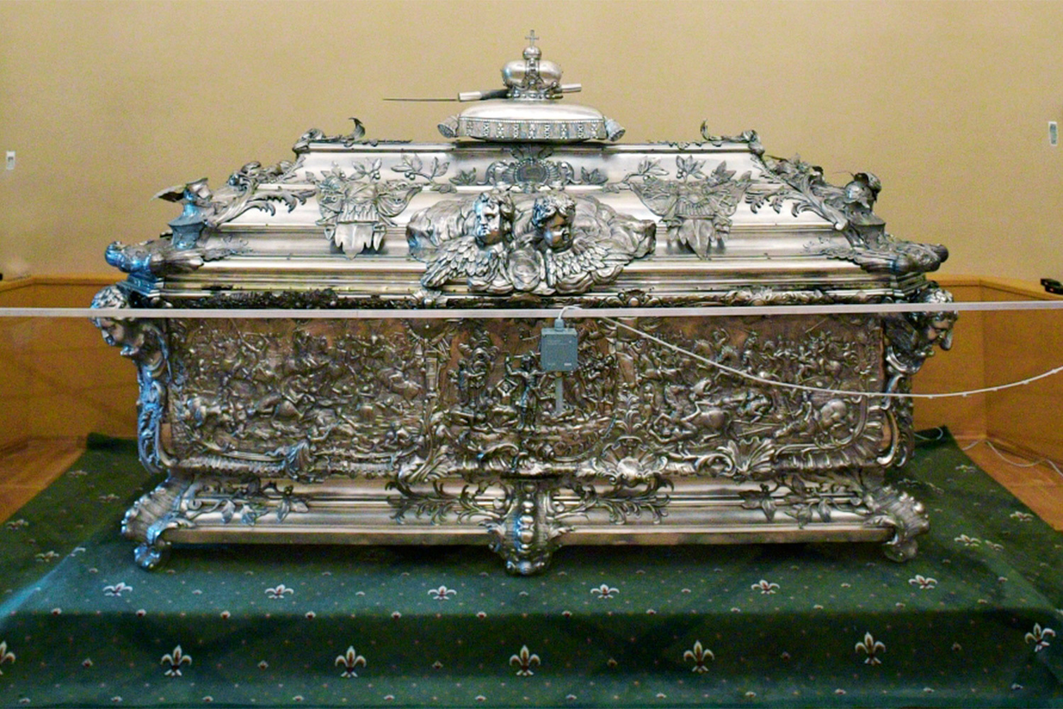 Государственный Эрмитаж в мае 2023 г. сообщил о передаче Санкт-Петербургской епархии в безвозмездное пользование сроком на 49 лет серебряной раки Александра Невского. Она была создана в XVIII в. и изъята из Александро-Невской лавры в 1922 г. Соответствующее соглашение было согласовано с Министерством культуры. Как отмечали в ведомстве, за состоянием памятника будет вестись постоянный контроль, а в Троицком соборе лавры обеспечат необходимые условия хранения. Директор Эрмитажа Михаил Пиотровский подчеркивал сакральное значение реликвии.