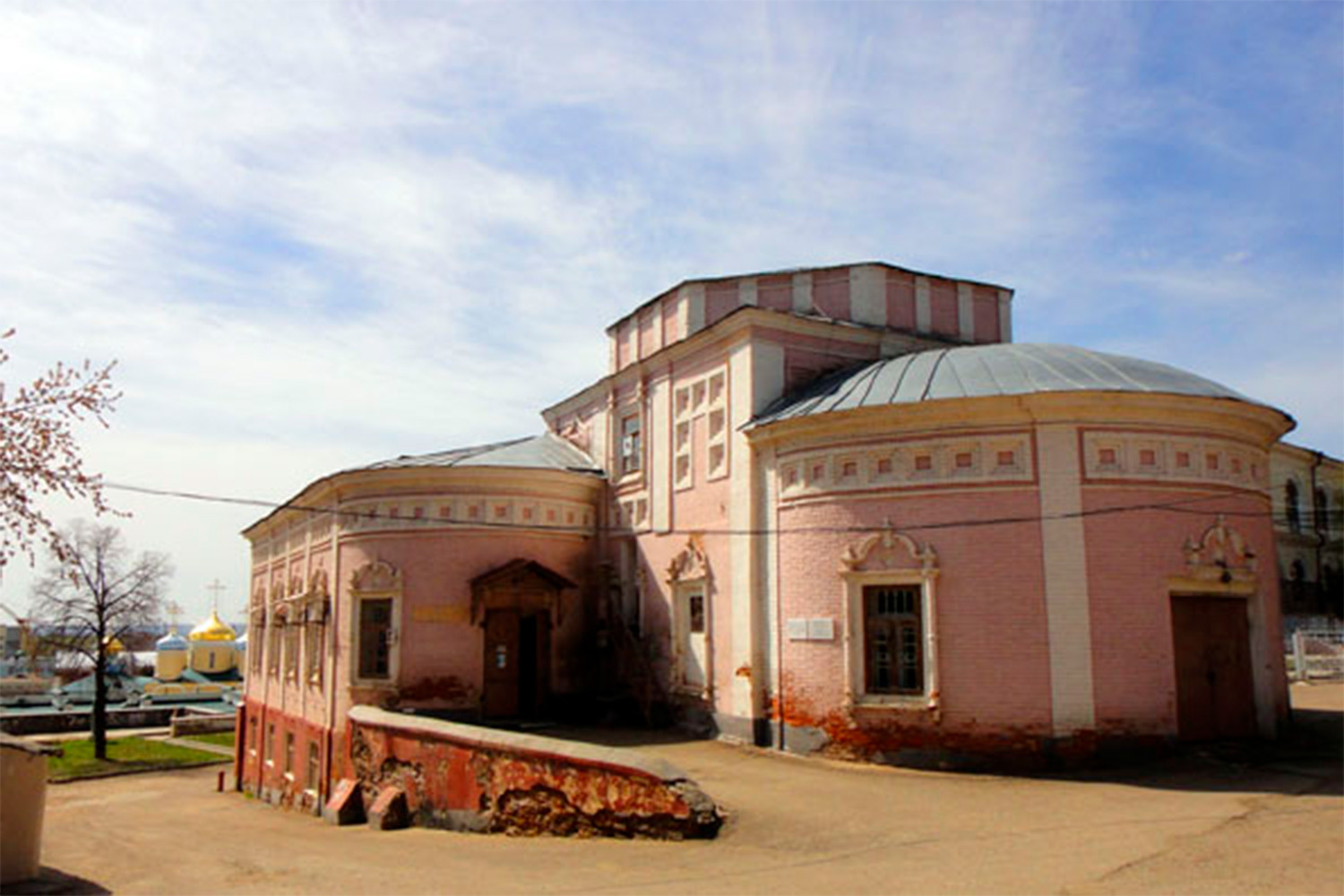 Николо-Гостинодворская церковь в Казани, которая упоминается с XVI в., была передана Казанской епархии в феврале 2017 г. Решение принято по поручению главы Татарстана, которое он дал в ответ на обращение митрополита Казанского и Татарстанского Феофана. Ранее в здании размещался Государственный комитет республики по архивному делу.