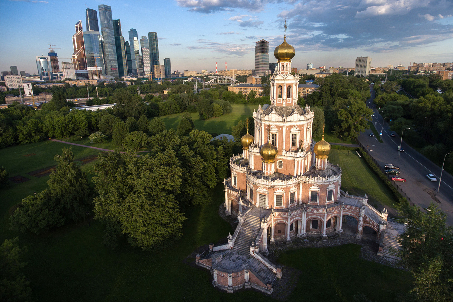 Храм Покрова Пресвятой Богородицы в Филях – объект культурного наследия федерального значения конца XVII в. – перешел в собственность РПЦ в сентябре 2019 г. по распоряжению столичного управления Росимущества. Ранее храм находился в музейном ведении: в 1971 г. он был передан в аренду музею им. Андрея Рублева. В нем создан его филиал, который открылся в 1980 г. к Олимпиаде. Как сообщала Московская епархия, объект будет использоваться по уставной деятельности церкви. При этом за ним сохраняется статус памятника.