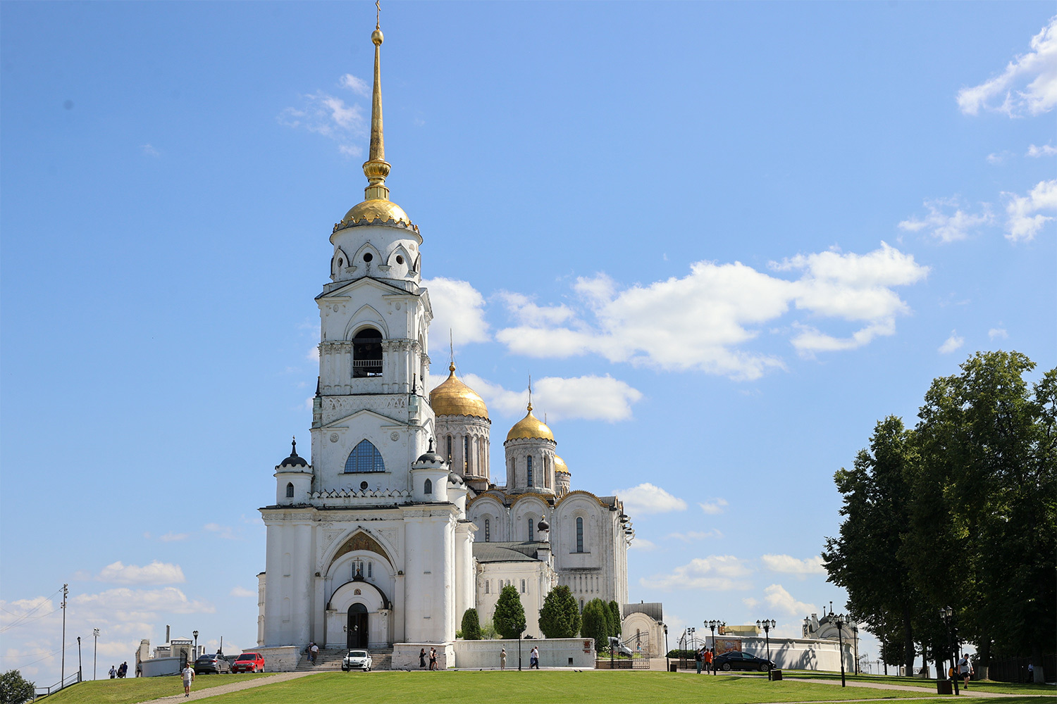 Колокольня Успенского собора во Владимире, построенная в 1810 г., была передана в пользование Владимирской епархии в 2022 г. Она не имела юридического собственника более 75 лет. Решение приняло Росимущество. В документах отмечалось, что колокольня не находилась в оперативном управлении ни Владимиро-Суздальского музея-заповедника, ни епархии. Строение входит в ансамбль Успенского собора – памятника древнерусской архитектуры, включенного в список Всемирного наследия ЮНЕСКО.