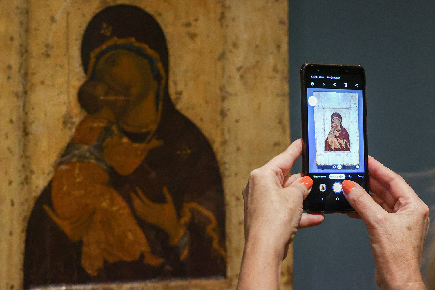 Иконы «Богоматерь Владимирская» XII в. и «Богоматерь Донская» XIV в. переданы в безвозмездное пользование Русской православной церкви (РПЦ) , сообщили в Третьяковской галерее. Святыни предоставлены на 49 лет, уточнили в РПЦ. 4 апреля их выставили в храме Христа Спасителя, а после завершения реставрации в Большом соборе Донского монастыря «Богоматерь Донская» займет место в его иконостасе. Что еще  переходило из музейного или государственного ведения в пользование РПЦ – в подборке «Ведомостей».