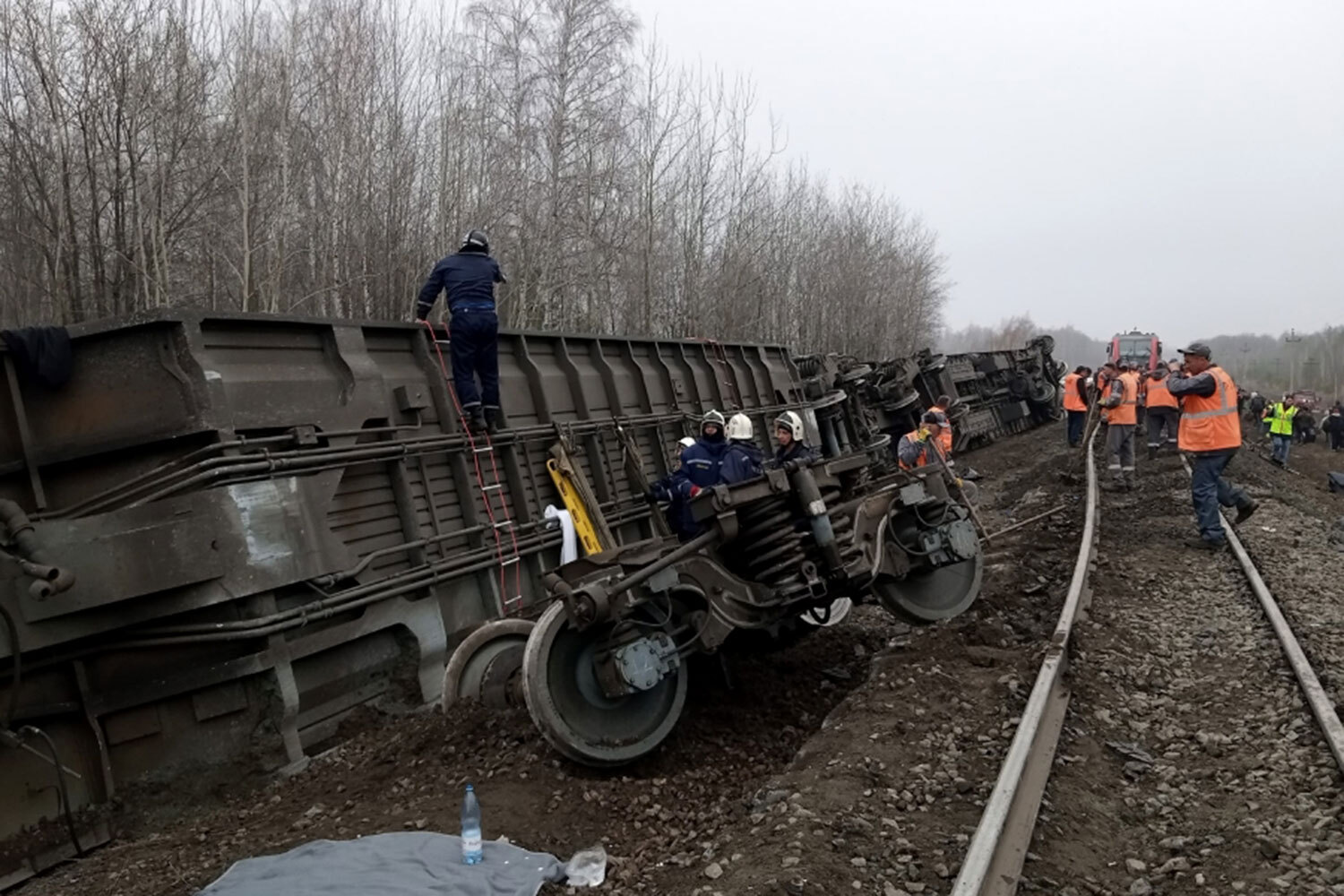 Утром 3 апреля в Ульяновской области с рельсов сошли семь вагонов пассажирского поезда № 302 Челябинск – Москва. На месте происшествия работают оперативные службы. По факту аварии следственными органами Центрального межрегионального следственного управления на транспорте СК России возбуждено уголовное дело о нарушении правил безопасности движения и эксплуатации железнодорожного транспорта (ст. 263 УК РФ). Движение на данном участке приостановлено.