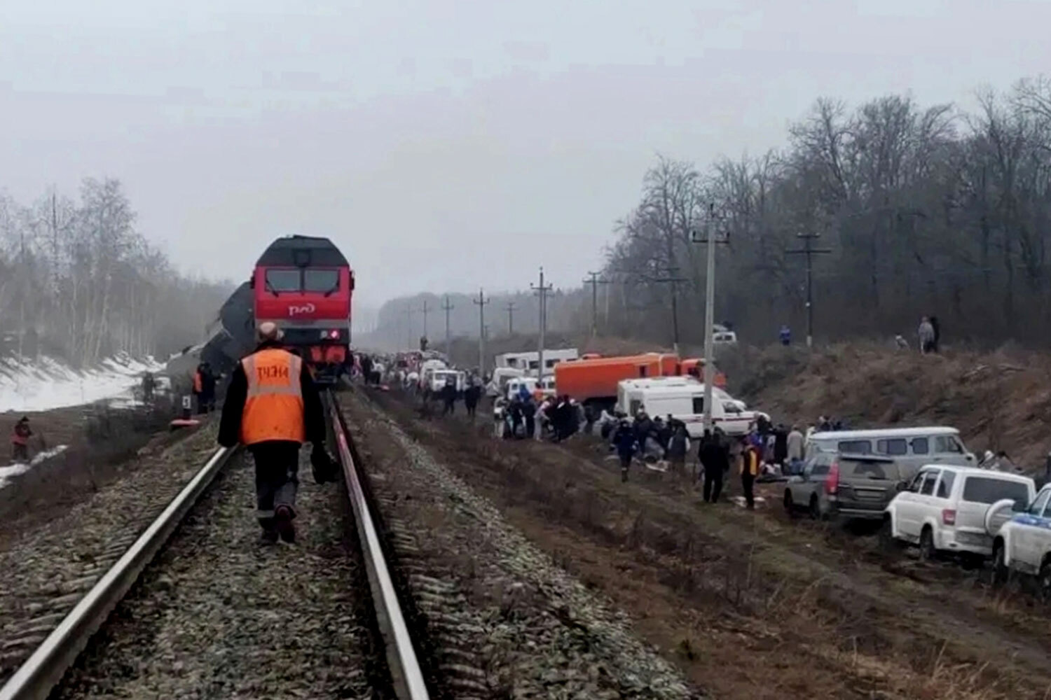 Инцидент произошел в 06:26 мск в районе станции Бряндино. В РЖД уточнили, что в этот момент в поезде находилось 412 пассажиров. По данным ТАСС, людям пришлось выбираться из вагонов через окна.